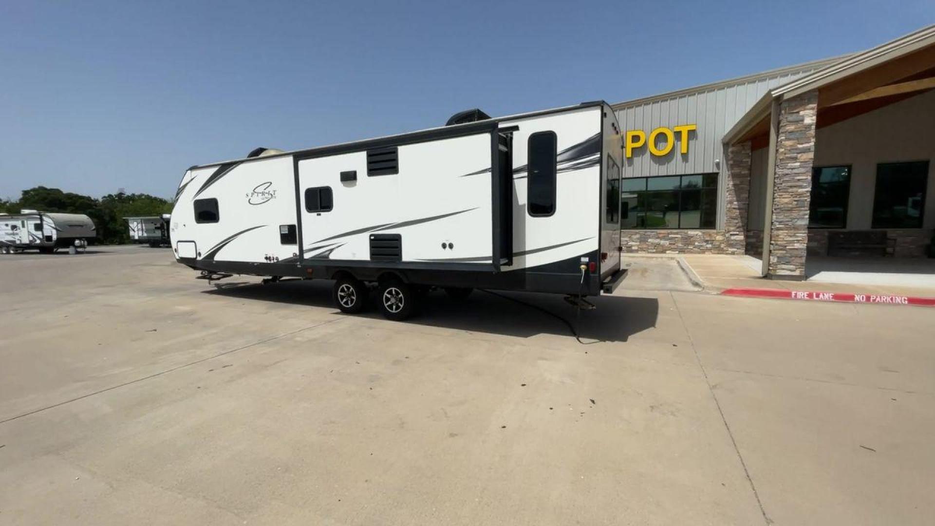 2020 COACHMEN SPIRIT 3373RL (5ZT2SBZB4LS) , located at 4319 N Main St, Cleburne, TX, 76033, (817) 678-5133, 32.385960, -97.391212 - Photo#7