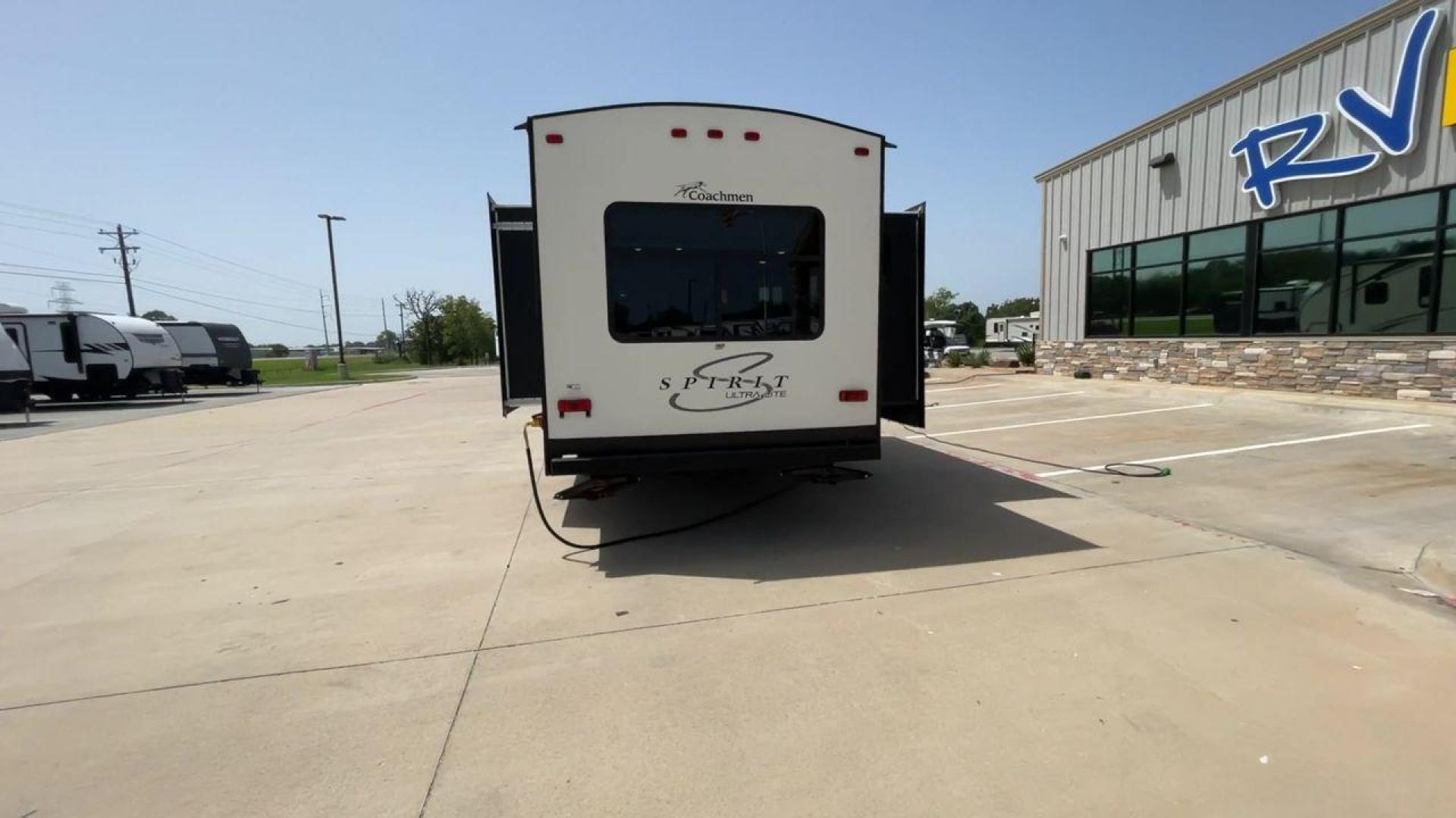 2020 COACHMEN SPIRIT 3373RL (5ZT2SBZB4LS) , located at 4319 N Main St, Cleburne, TX, 76033, (817) 678-5133, 32.385960, -97.391212 - Photo#8