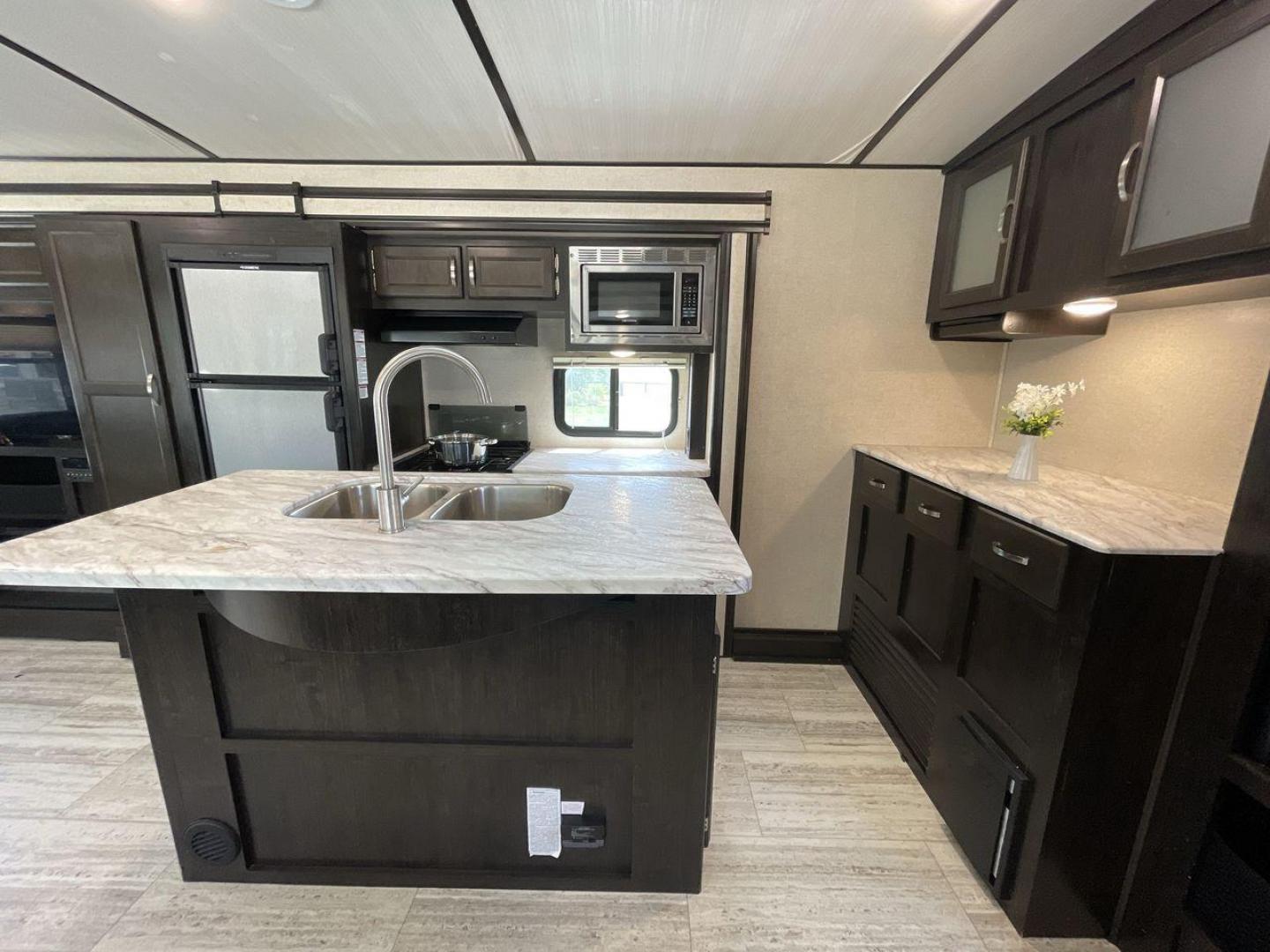 2020 COACHMEN SPIRIT 3373RL (5ZT2SBZB4LS) , located at 4319 N Main St, Cleburne, TX, 76033, (817) 678-5133, 32.385960, -97.391212 - Photo#10