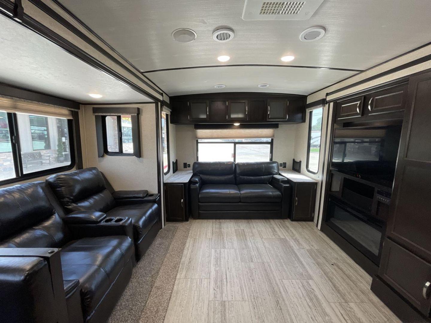 2020 COACHMEN SPIRIT 3373RL (5ZT2SBZB4LS) , located at 4319 N Main St, Cleburne, TX, 76033, (817) 678-5133, 32.385960, -97.391212 - Photo#11