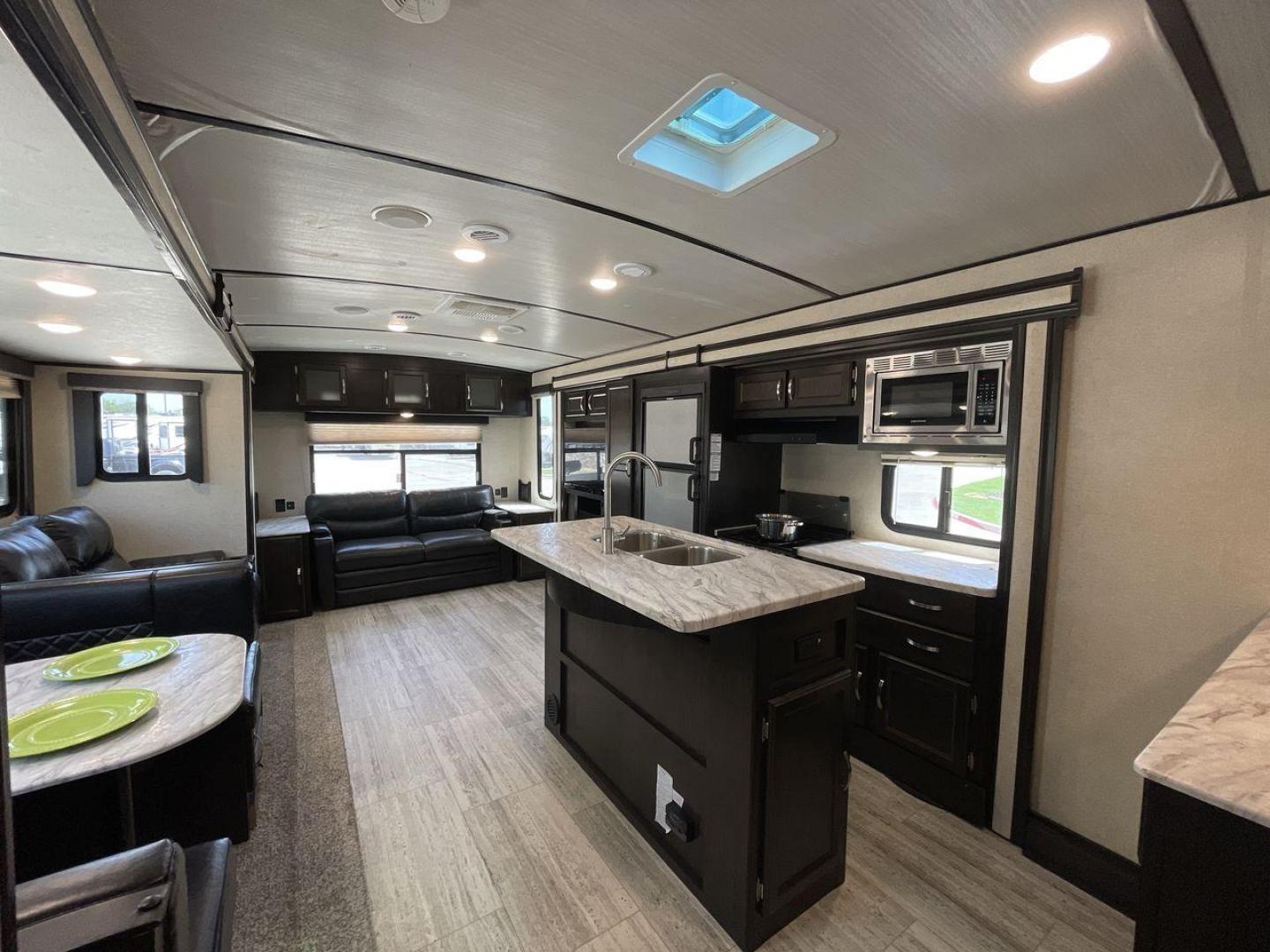 2020 COACHMEN SPIRIT 3373RL (5ZT2SBZB4LS) , located at 4319 N Main St, Cleburne, TX, 76033, (817) 678-5133, 32.385960, -97.391212 - Photo#12