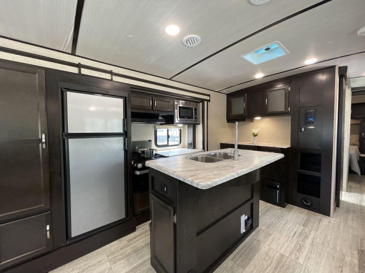 2020 COACHMEN SPIRIT 3373RL (5ZT2SBZB4LS) , located at 4319 N Main St, Cleburne, TX, 76033, (817) 678-5133, 32.385960, -97.391212 - Photo#13