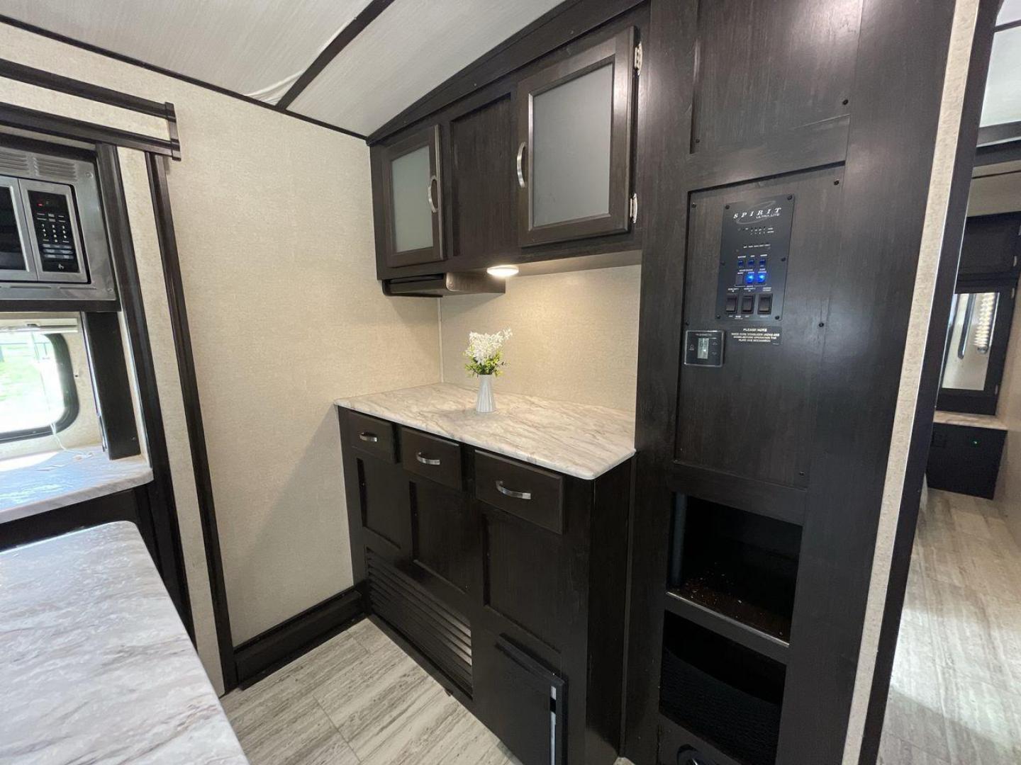 2020 COACHMEN SPIRIT 3373RL (5ZT2SBZB4LS) , located at 4319 N Main St, Cleburne, TX, 76033, (817) 678-5133, 32.385960, -97.391212 - Photo#19