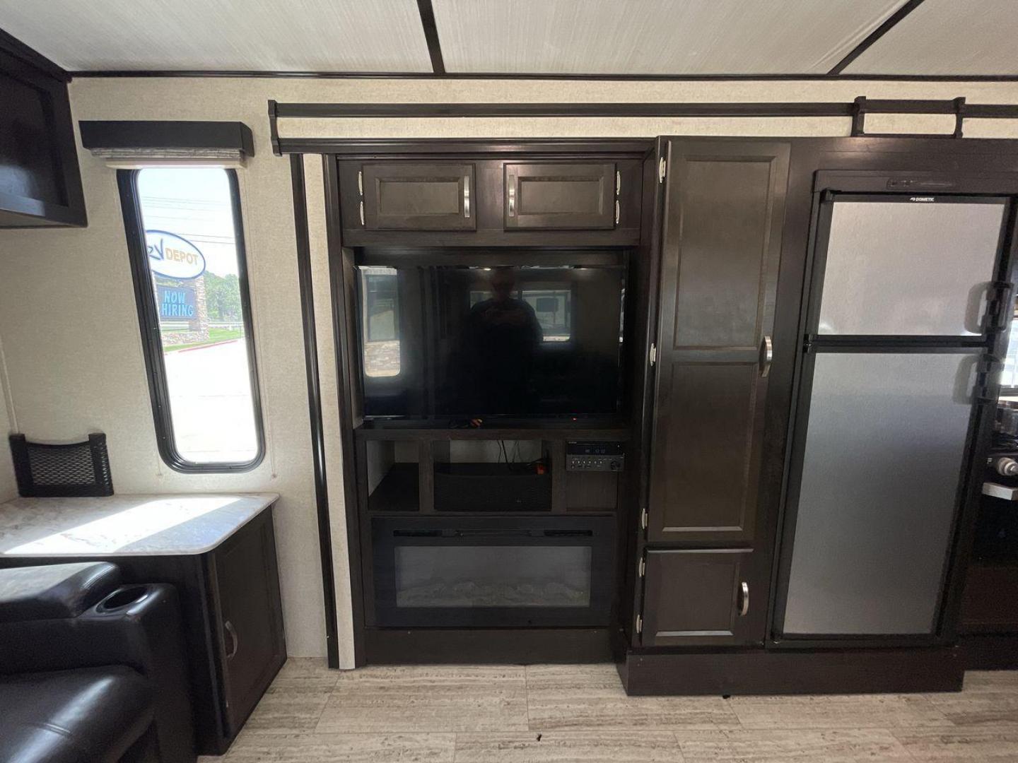 2020 COACHMEN SPIRIT 3373RL (5ZT2SBZB4LS) , located at 4319 N Main St, Cleburne, TX, 76033, (817) 678-5133, 32.385960, -97.391212 - Photo#20