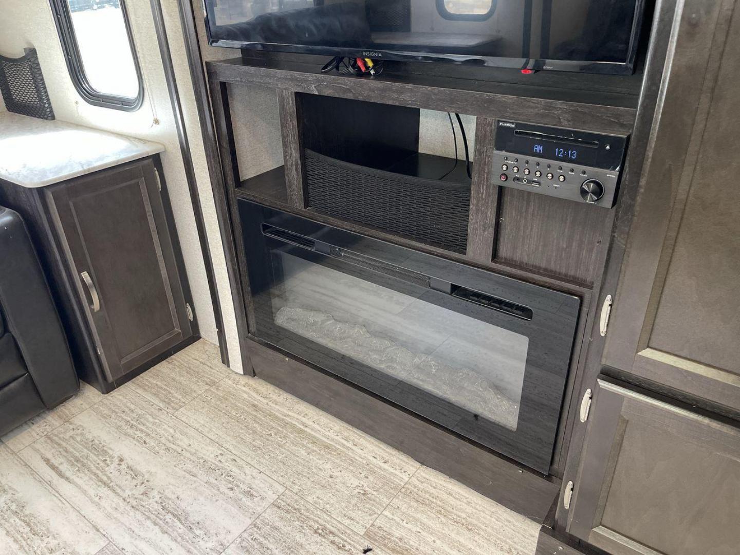 2020 COACHMEN SPIRIT 3373RL (5ZT2SBZB4LS) , located at 4319 N Main St, Cleburne, TX, 76033, (817) 678-5133, 32.385960, -97.391212 - Photo#21