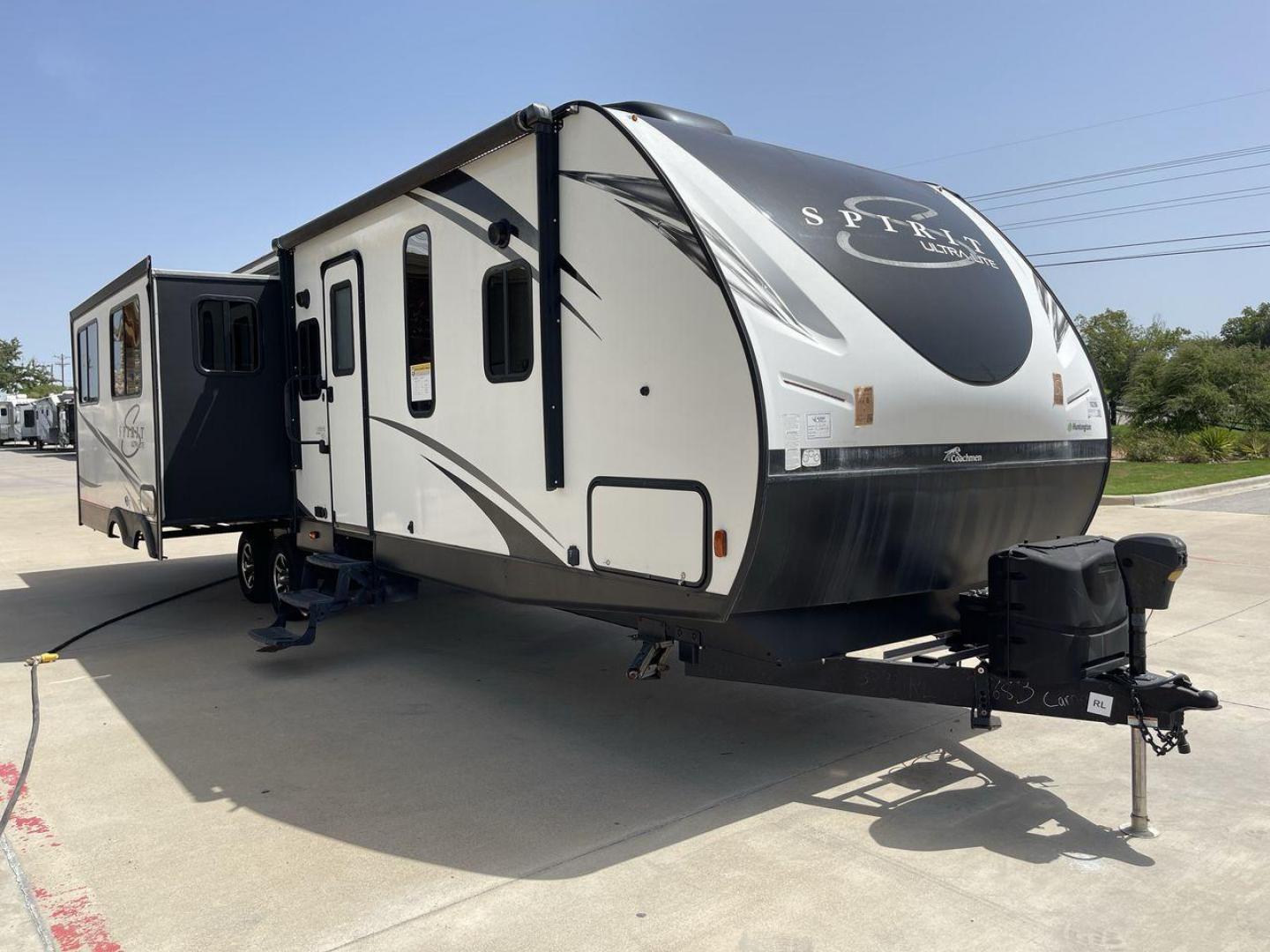 2020 COACHMEN SPIRIT 3373RL (5ZT2SBZB4LS) , located at 4319 N Main St, Cleburne, TX, 76033, (817) 678-5133, 32.385960, -97.391212 - Photo#23