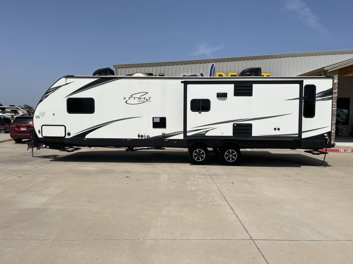 2020 COACHMEN SPIRIT 3373RL (5ZT2SBZB4LS) , located at 4319 N Main St, Cleburne, TX, 76033, (817) 678-5133, 32.385960, -97.391212 - Photo#24