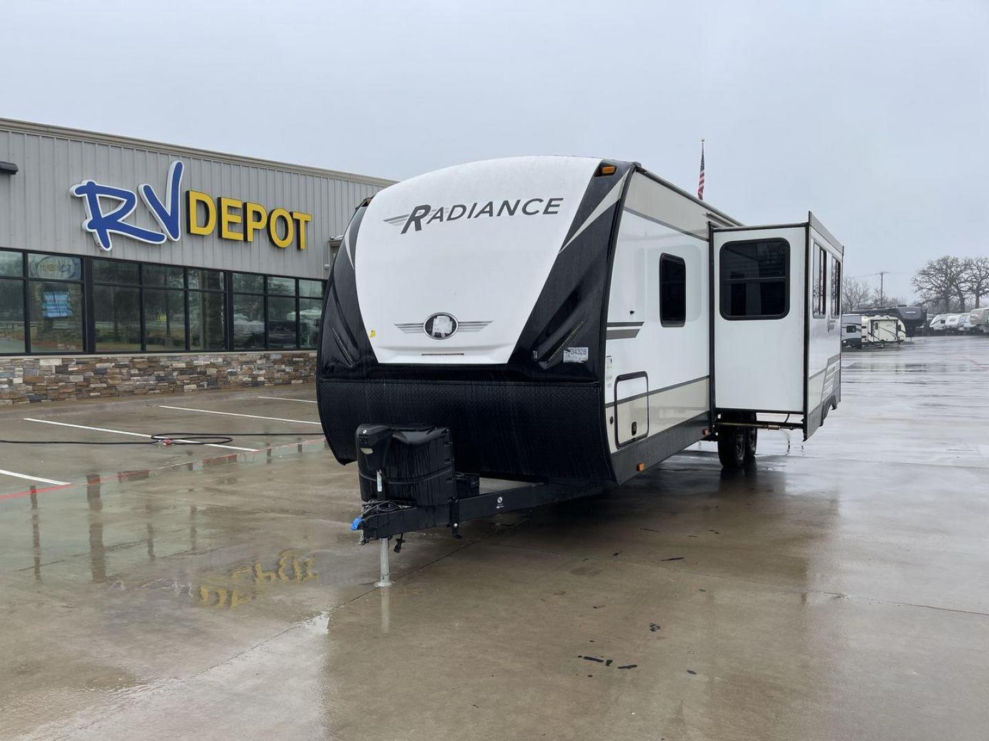 2020 CRUISER RADIANCE 25RB (5RXFB3124L1) , Length: 30.67 ft. | Dry Weight: 6,080 lbs. | Gross Weight: 9,580 lbs. | Slides: 1 transmission, located at 4319 N Main St, Cleburne, TX, 76033, (817) 678-5133, 32.385960, -97.391212 - Photo#0