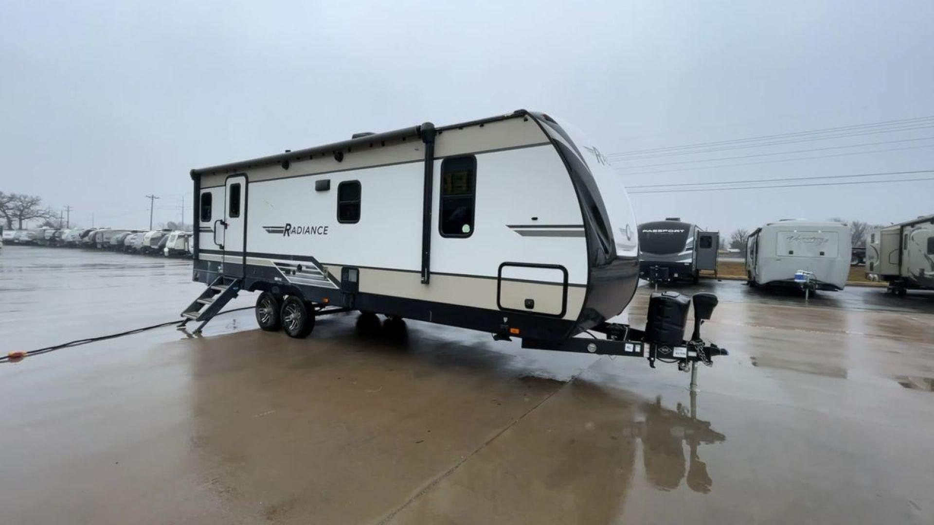 2020 CRUISER RADIANCE 25RB (5RXFB3124L1) , Length: 30.67 ft. | Dry Weight: 6,080 lbs. | Gross Weight: 9,580 lbs. | Slides: 1 transmission, located at 4319 N Main St, Cleburne, TX, 76033, (817) 678-5133, 32.385960, -97.391212 - Photo#3