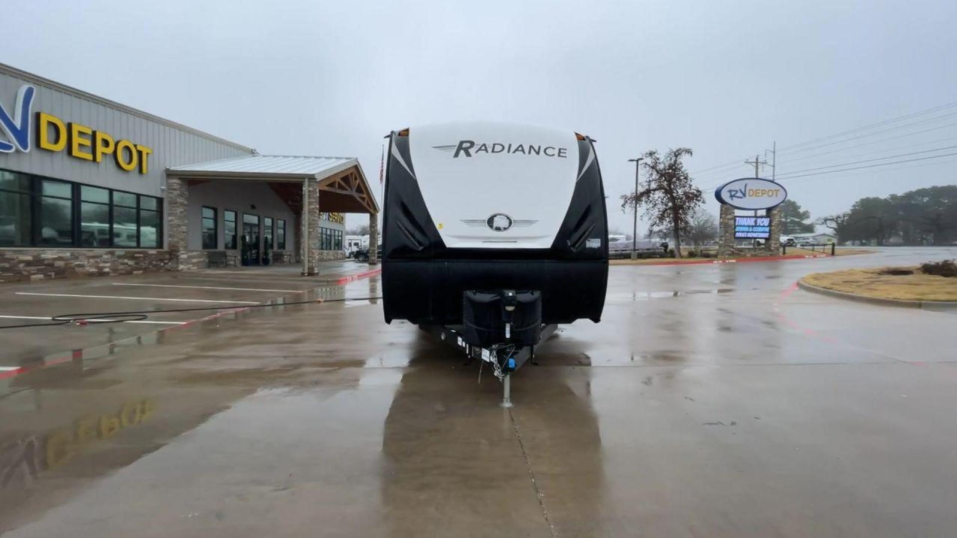 2020 CRUISER RADIANCE 25RB (5RXFB3124L1) , Length: 30.67 ft. | Dry Weight: 6,080 lbs. | Gross Weight: 9,580 lbs. | Slides: 1 transmission, located at 4319 N Main St, Cleburne, TX, 76033, (817) 678-5133, 32.385960, -97.391212 - Photo#4