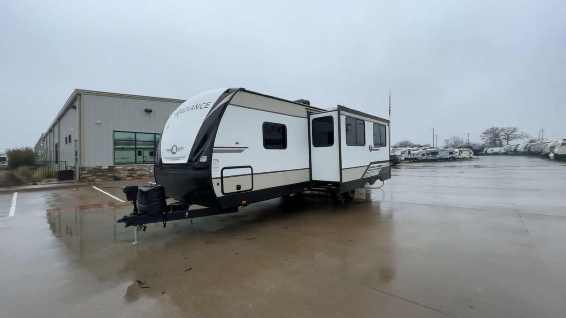 2020 CRUISER RADIANCE 25RB (5RXFB3124L1) , Length: 30.67 ft. | Dry Weight: 6,080 lbs. | Gross Weight: 9,580 lbs. | Slides: 1 transmission, located at 4319 N Main St, Cleburne, TX, 76033, (817) 678-5133, 32.385960, -97.391212 - Photo#5