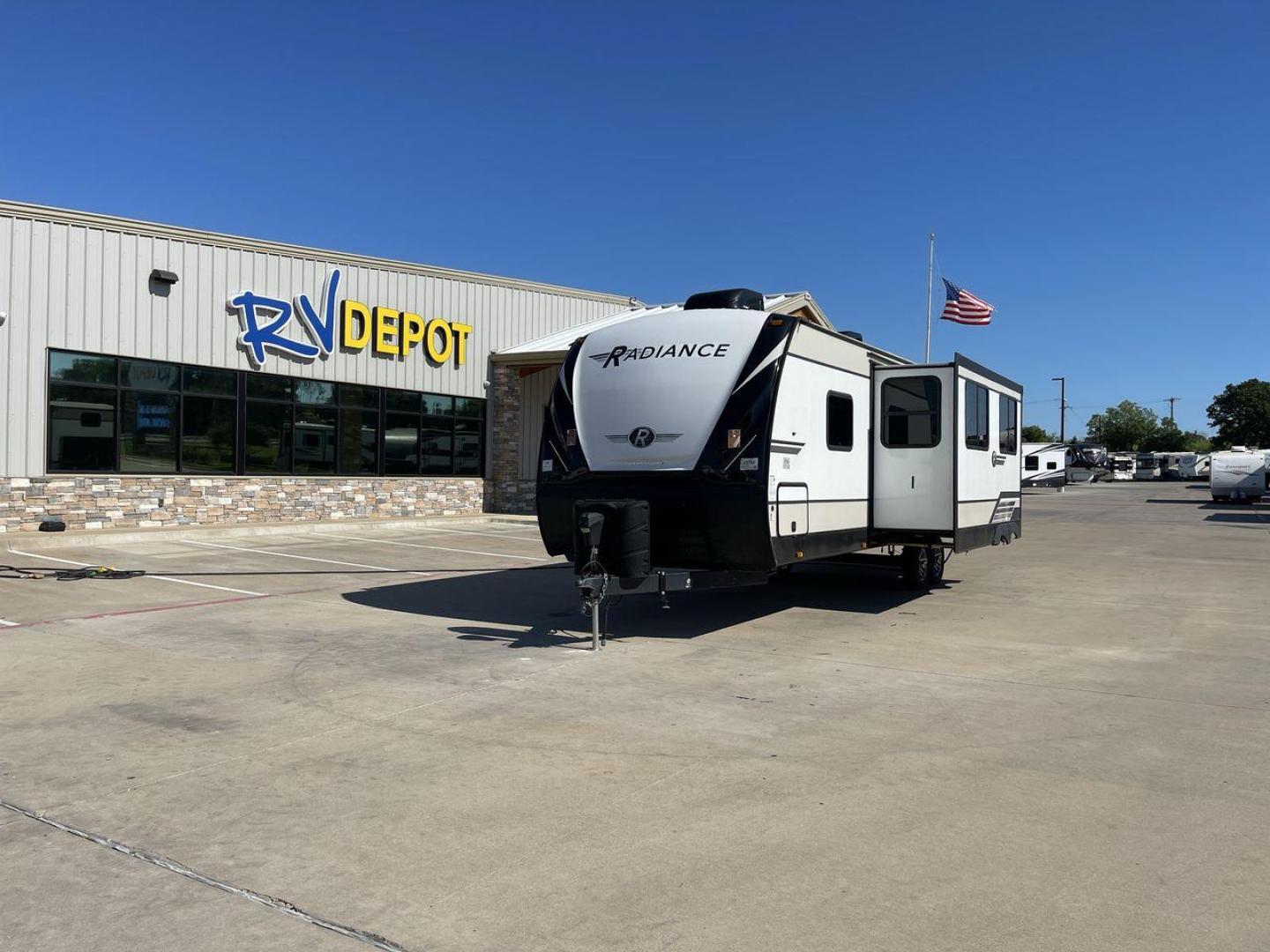 2020 CRUISER RADIANCE 28QD (5RXFB3322L1) , located at 4319 N Main St, Cleburne, TX, 76033, (817) 678-5133, 32.385960, -97.391212 - Photo#0