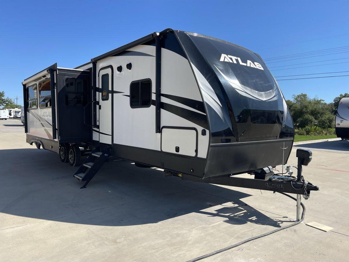 2020 DUTCHMEN ATLAS 3382BH (4YDT33824LM) , Length: 37.33 ft. | Dry Weight: 8,179 lbs. | Slides: 3 transmission, located at 4319 N Main St, Cleburne, TX, 76033, (817) 678-5133, 32.385960, -97.391212 - Photo#22