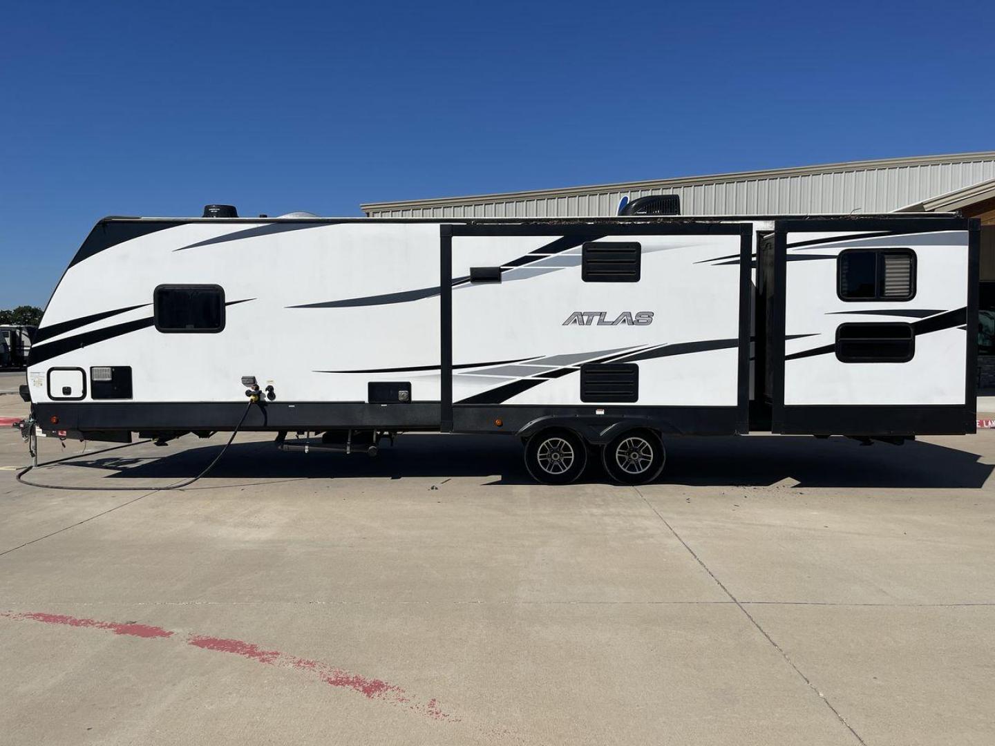 2020 DUTCHMEN ATLAS 3382BH (4YDT33824LM) , Length: 37.33 ft. | Dry Weight: 8,179 lbs. | Slides: 3 transmission, located at 4319 N Main St, Cleburne, TX, 76033, (817) 678-5133, 32.385960, -97.391212 - Photo#23