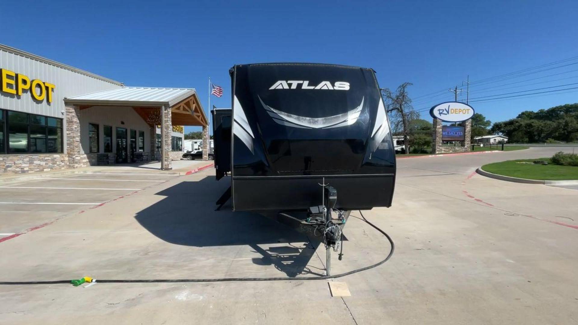 2020 DUTCHMEN ATLAS 3382BH (4YDT33824LM) , Length: 37.33 ft. | Dry Weight: 8,179 lbs. | Slides: 3 transmission, located at 4319 N Main St, Cleburne, TX, 76033, (817) 678-5133, 32.385960, -97.391212 - Photo#4