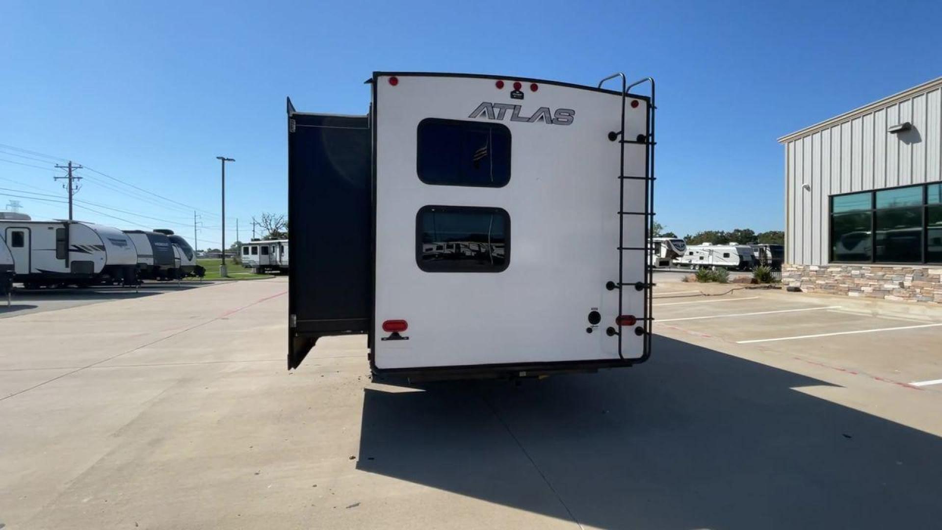 2020 DUTCHMEN ATLAS 3382BH (4YDT33824LM) , Length: 37.33 ft. | Dry Weight: 8,179 lbs. | Slides: 3 transmission, located at 4319 N Main St, Cleburne, TX, 76033, (817) 678-5133, 32.385960, -97.391212 - Photo#8