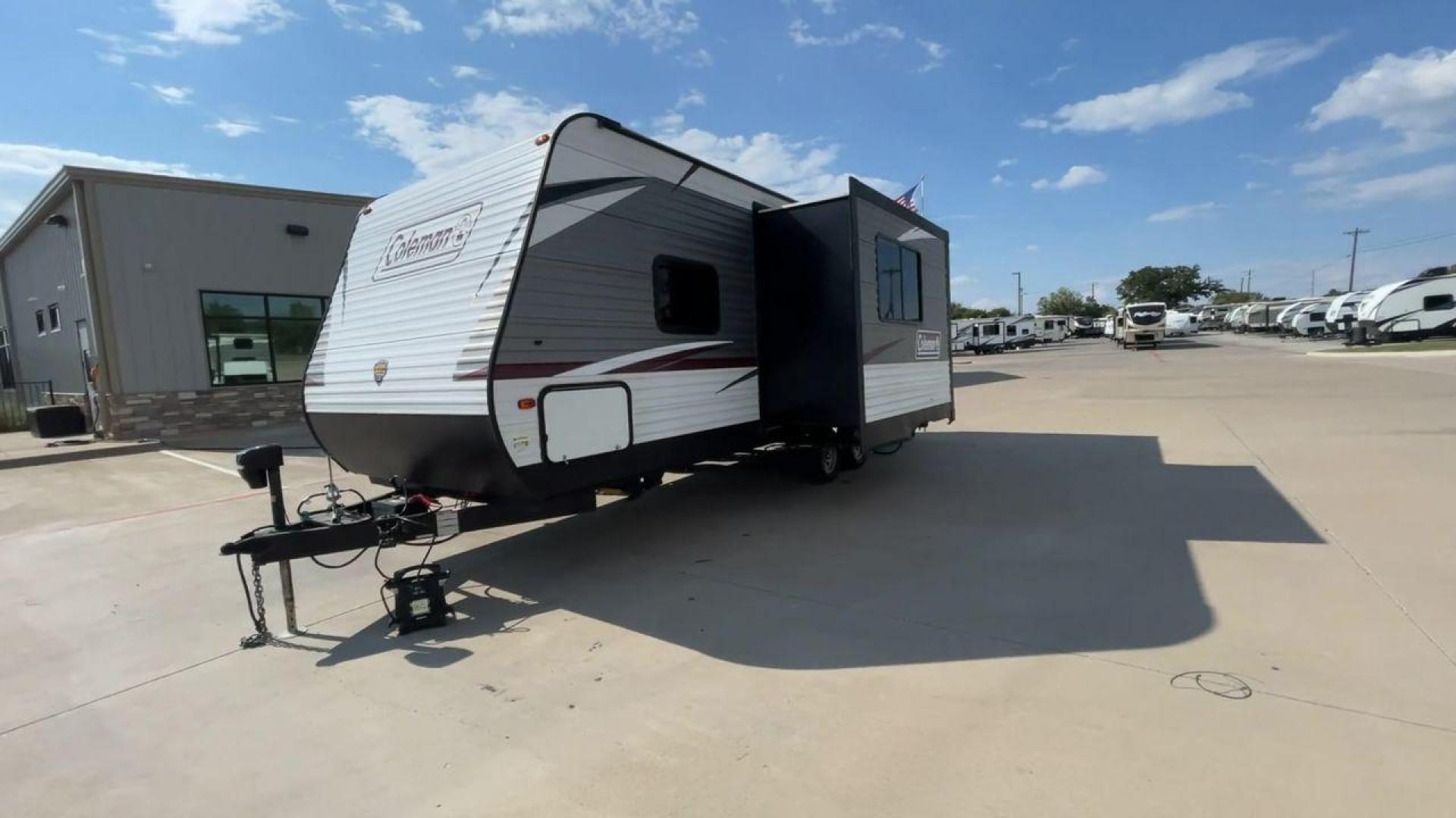 2020 DUTCHMEN COLEMAN 244BH (4YDT24426LH) , Length: 27.58 ft. | Dry Weight: 5,541 lbs. | Slides: 1 transmission, located at 4319 N Main St, Cleburne, TX, 76033, (817) 678-5133, 32.385960, -97.391212 - The 2020 Dutchmen Coleman 244BH travel trailer offers a sleek and sturdy exterior design, making it perfect for both seasoned travelers and families seeking adventure. The front of the trailer features the iconic Coleman logo prominently displayed on its silver and white aluminum exterior. At 27.58 - Photo#4