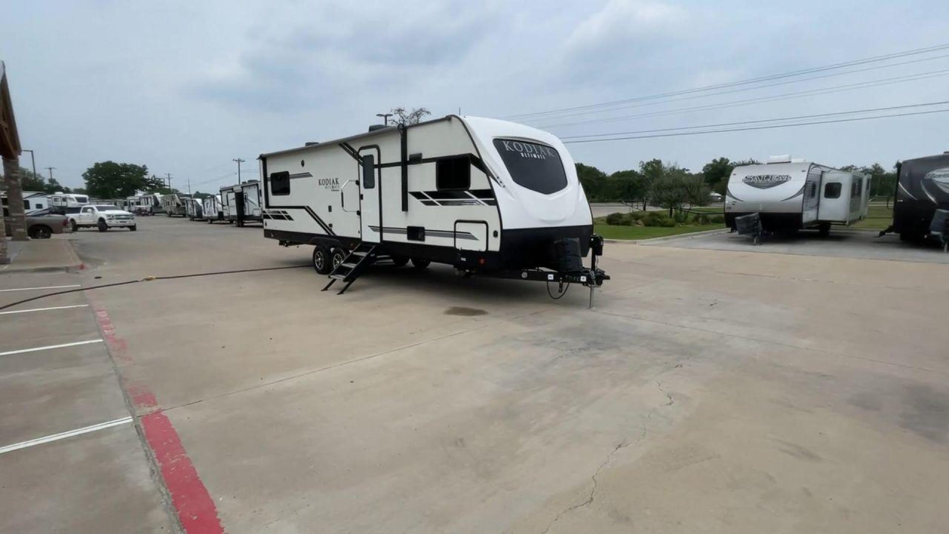 2020 DUTCHMEN KODIAK 2921FKDS (4YDT29222LJ) , located at 4319 N Main St, Cleburne, TX, 76033, (817) 678-5133, 32.385960, -97.391212 - Photo#3