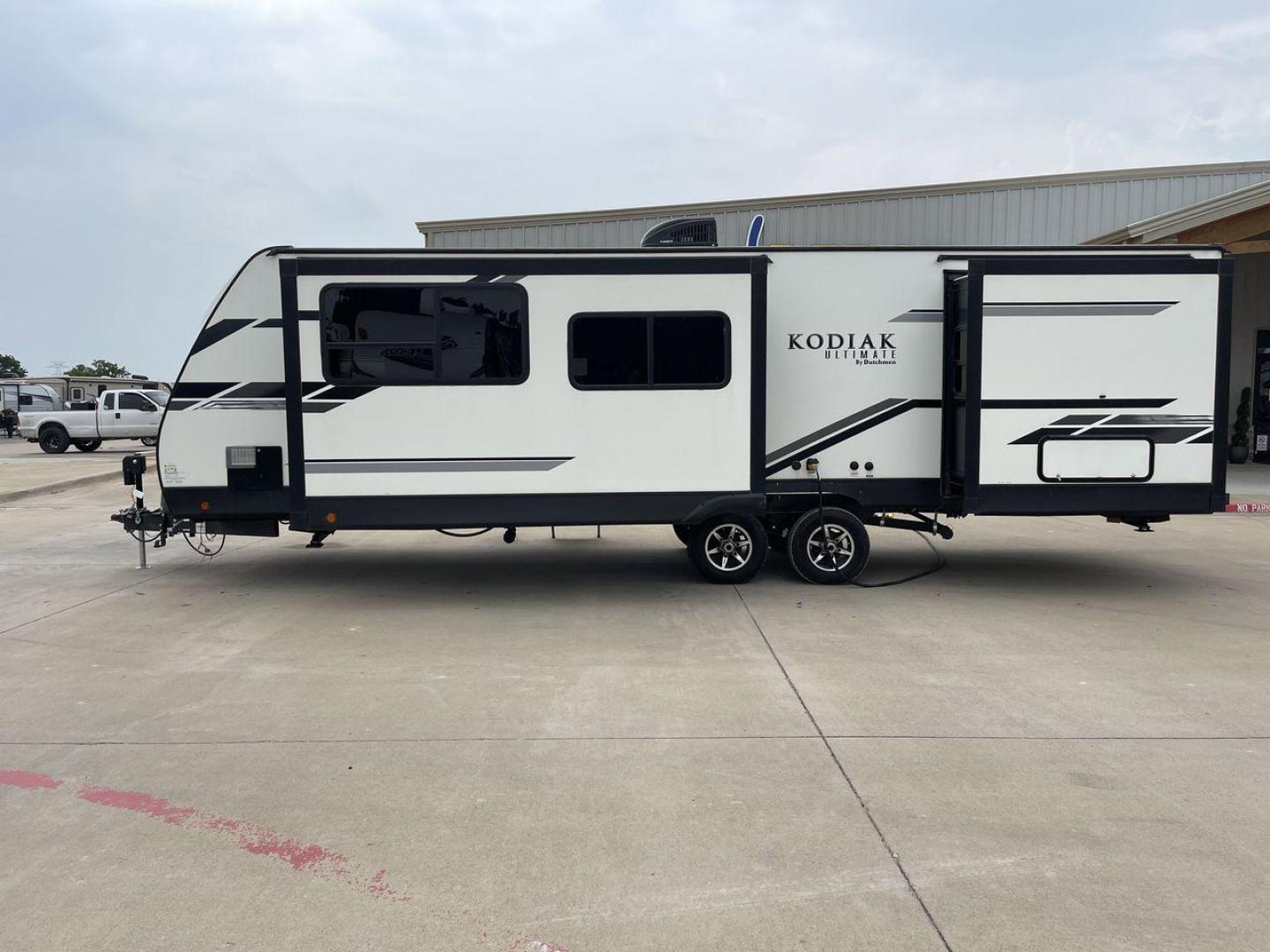 2020 DUTCHMEN KODIAK 2921FKDS (4YDT29222LJ) , located at 4319 N Main St, Cleburne, TX, 76033, (817) 678-5133, 32.385960, -97.391212 - Photo#24