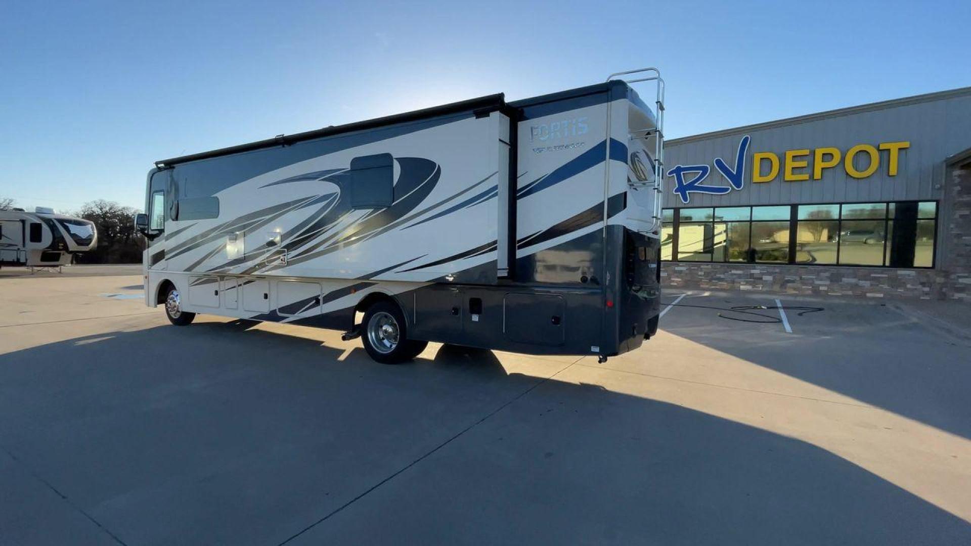 2020 FLEETWOOD FORTIS 33HB (1F66F5DY5K0) , Length: 35.25 ft. | Gross Weight: 22,000 lbs. | Slides: 2 transmission, located at 4319 N Main St, Cleburne, TX, 76033, (817) 678-5133, 32.385960, -97.391212 - The 2020 Fleetwood Fortis 33HB is a high-quality Class A motorhome designed for travelers who want the perfect blend of luxury, convenience, and functionality. Its thoughtfully designed floor plan and modern amenities make it ideal for families or couples seeking adventure and comfort on the road. T - Photo#7