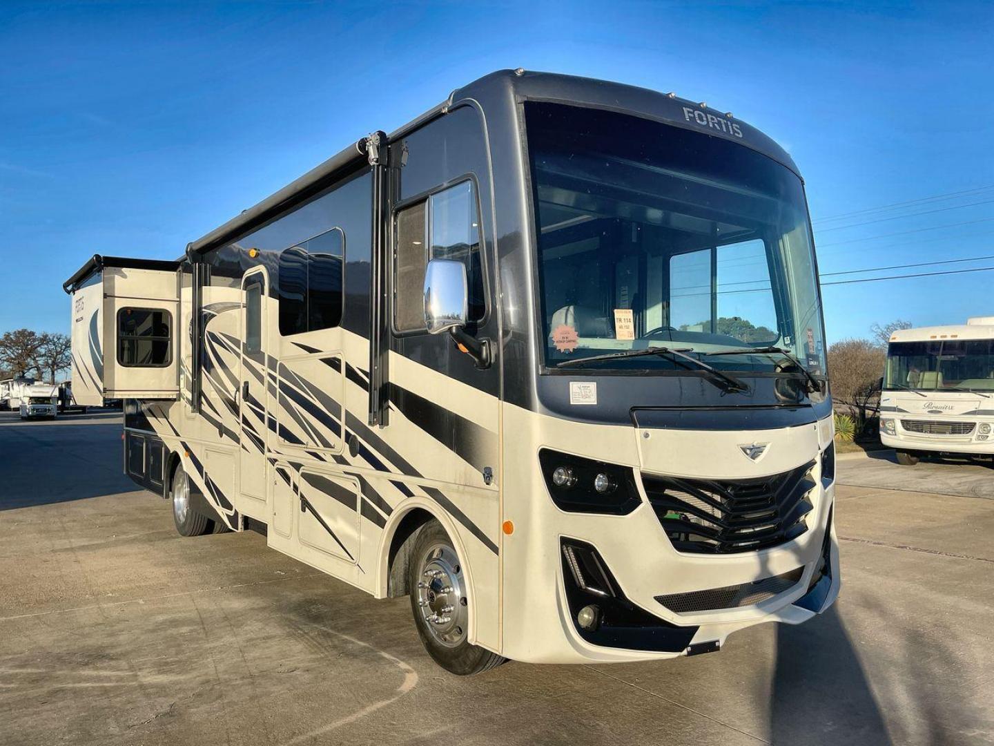 2020 FLEETWOOD FORTIS 33HB (1F66F5DY5K0) , Length: 35.25 ft. | Gross Weight: 22,000 lbs. | Slides: 2 transmission, located at 4319 N Main St, Cleburne, TX, 76033, (817) 678-5133, 32.385960, -97.391212 - The 2020 Fleetwood Fortis 33HB is a high-quality Class A motorhome designed for travelers who want the perfect blend of luxury, convenience, and functionality. Its thoughtfully designed floor plan and modern amenities make it ideal for families or couples seeking adventure and comfort on the road. T - Photo#22