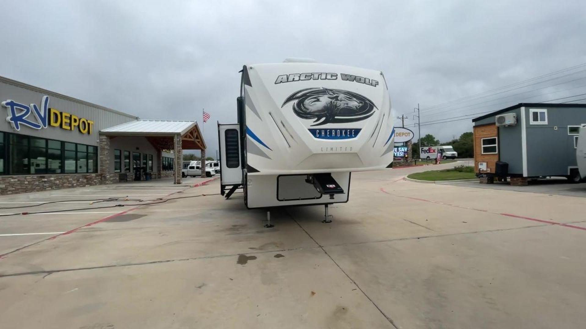 2020 FOREST RIVER ARCTIC WOLF 311ML (5ZT3CKWB9L0) , Length: 35.25 ft. | Dry Weight: 8,153 lbs. | Gross Weight: 11,645 lbs. | Slides: 2 transmission, located at 4319 N Main St, Cleburne, TX, 76033, (817) 678-5133, 32.385960, -97.391212 - Photo#4