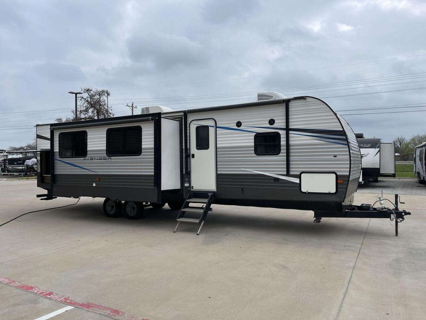 2020 FOREST RIVER AVENGER 32QBI (5ZT2AVXB2LB) , located at 4319 N Main St, Cleburne, TX, 76033, (817) 678-5133, 32.385960, -97.391212 - Photo#25