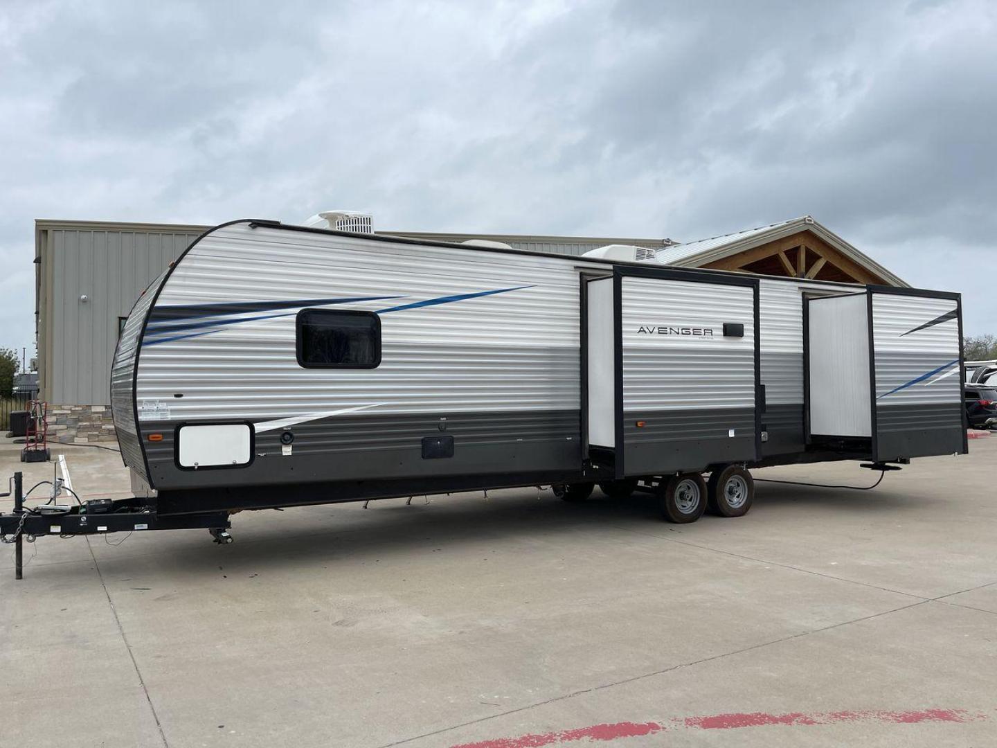 2020 FOREST RIVER AVENGER 32QBI (5ZT2AVXB2LB) , located at 4319 N Main St, Cleburne, TX, 76033, (817) 678-5133, 32.385960, -97.391212 - Photo#26