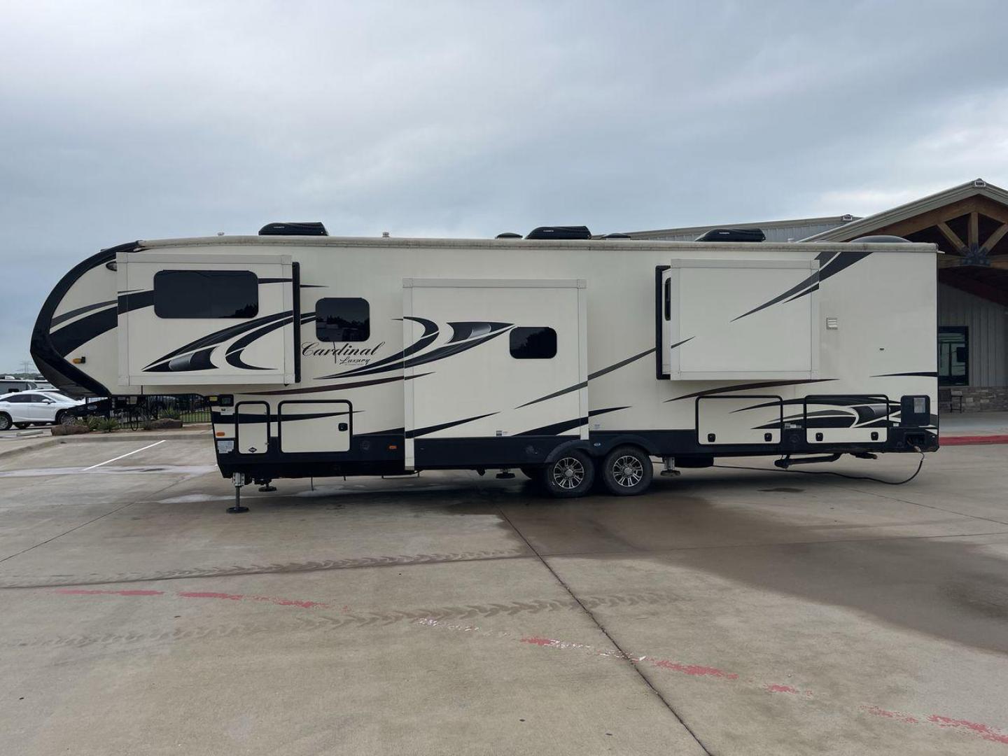 2020 FOREST RIVER CARDINAL 3700FLX (4X4FCAN21LG) , Length: 41.8 ft | Dry Weight: 13,516 lbs | Gross Weight: 16,550 lbs | Slides: 5 transmission, located at 4319 N Main St, Cleburne, TX, 76033, (817) 678-5133, 32.385960, -97.391212 - The 2020 Forest River Cardinal 3700FLX is the ultimate in luxury and comfort. It is a fifth-wheel RV that was intended to be both beautiful and useful. Its elegant front living area has premium theater seats, a fireplace, and a TV that can be pulled out of the wall, making it a great place to relax - Photo#22