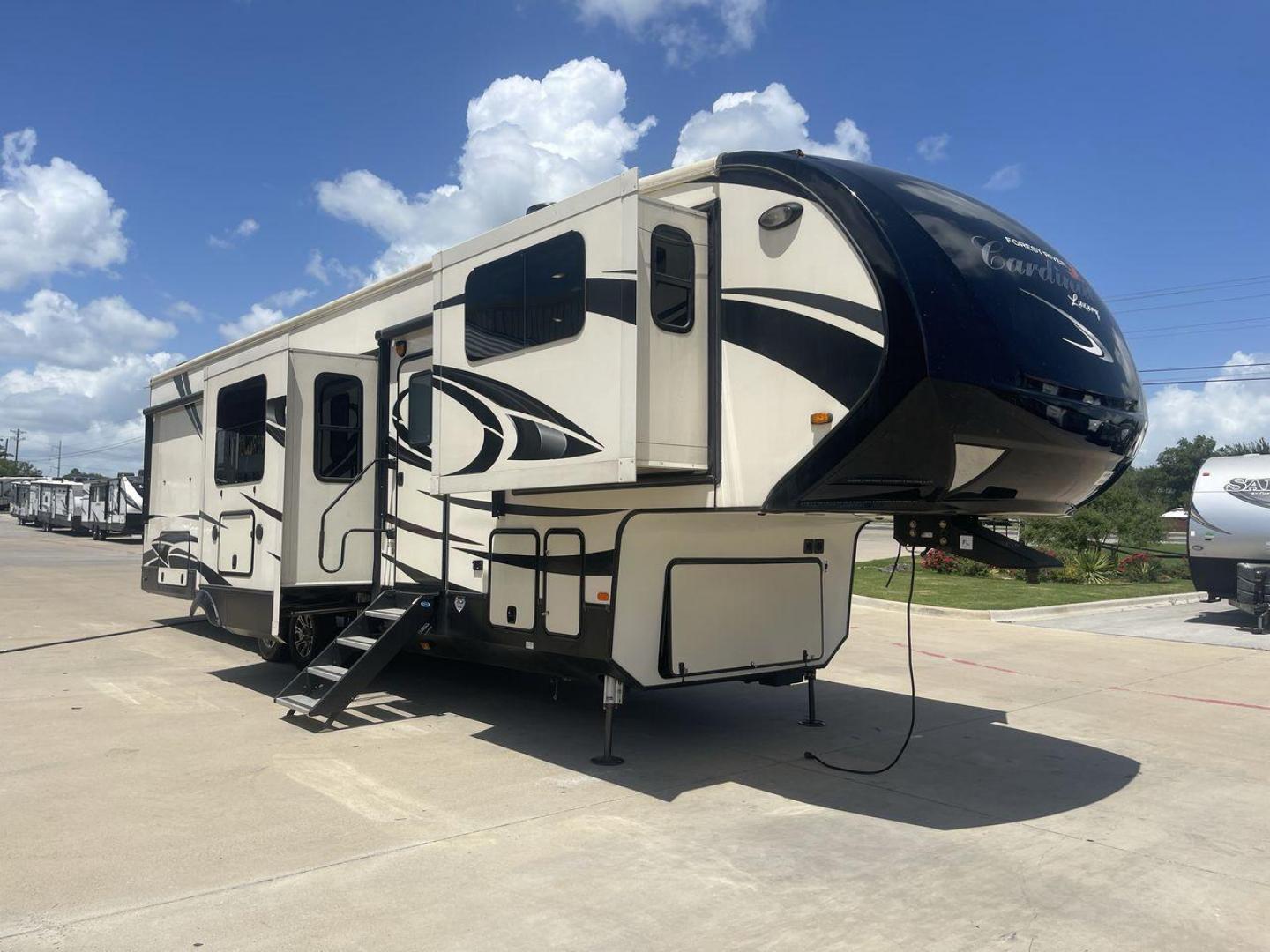 2020 FOREST RIVER CARDINAL 3700FLX (4X4FCAN28LG) , Length: 41.33 ft. | Dry Weight: 14,414 lbs. | Gross Weight: 16,660 lbs. | Slides: 5 transmission, located at 4319 N Main St, Cleburne, TX, 76033, (817) 678-5133, 32.385960, -97.391212 - The 2020 Forest River Cardinal 3700FLX fifth-wheel stretches an impressive 41.33 feet long and is expertly designed to elevate your travel experiences to luxurious heights. With a dry weight of 14,414 lbs and a robust gross weight capacity of 16,660 lbs, it blends spacious design with substantial ca - Photo#22