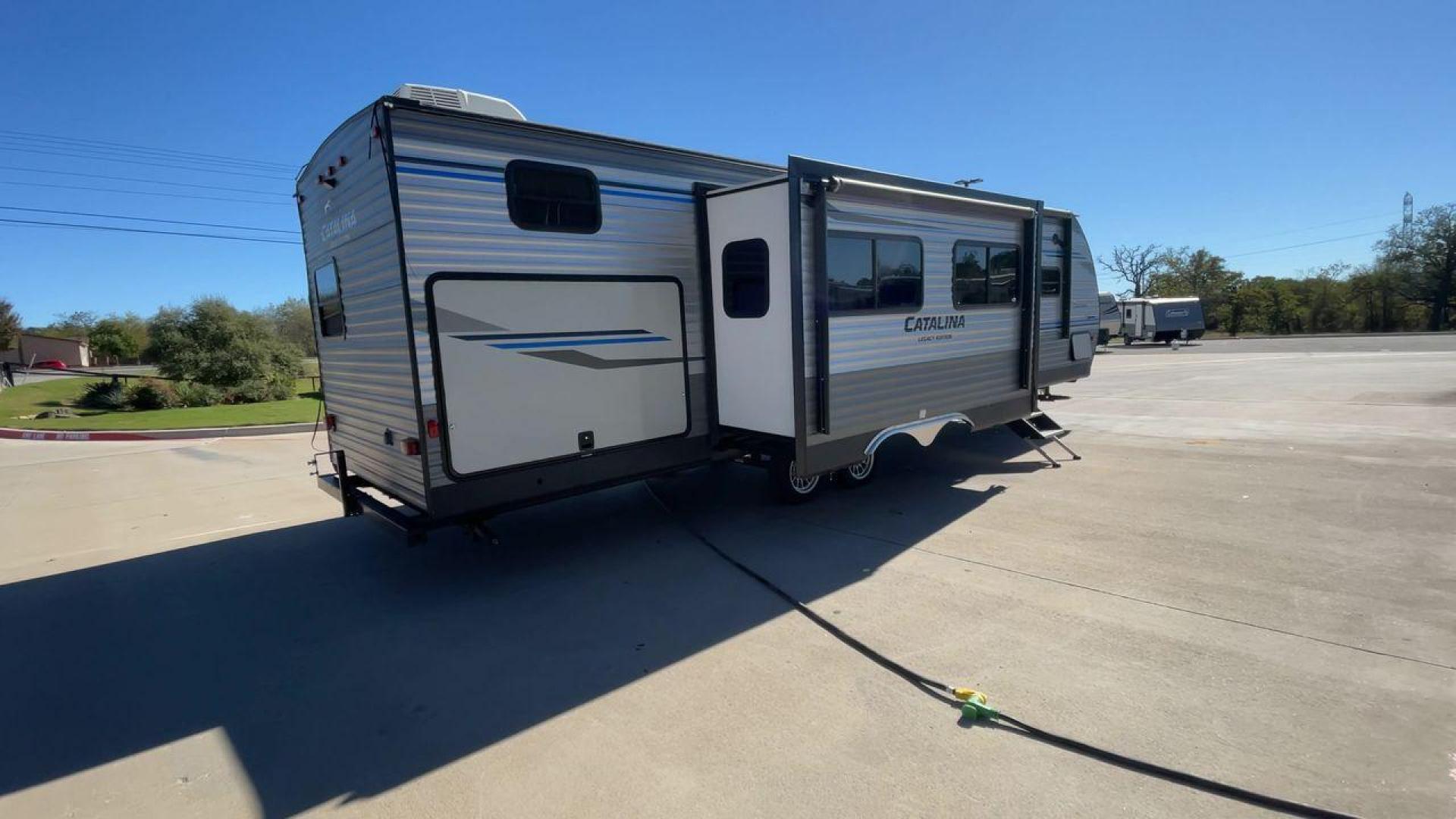 2020 FOREST RIVER CATALINA 313DBDSCK (5ZT2CAWBXLX) , Length: 35.92 ft. | Dry Weight: 8,177 lbs. | Gross Weight: 10,500 lbs. | Slides: 2 transmission, located at 4319 N Main St, Cleburne, TX, 76033, (817) 678-5133, 32.385960, -97.391212 - Photo#1