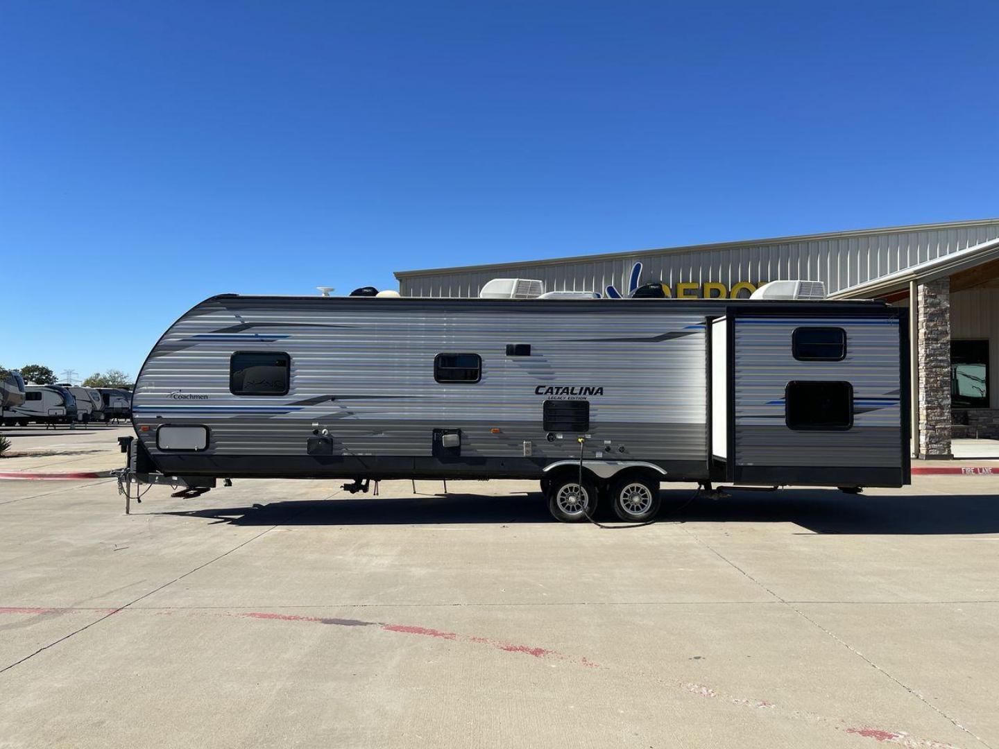 2020 FOREST RIVER CATALINA 313DBDSCK (5ZT2CAWBXLX) , Length: 35.92 ft. | Dry Weight: 8,177 lbs. | Gross Weight: 10,500 lbs. | Slides: 2 transmission, located at 4319 N Main St, Cleburne, TX, 76033, (817) 678-5133, 32.385960, -97.391212 - Photo#23