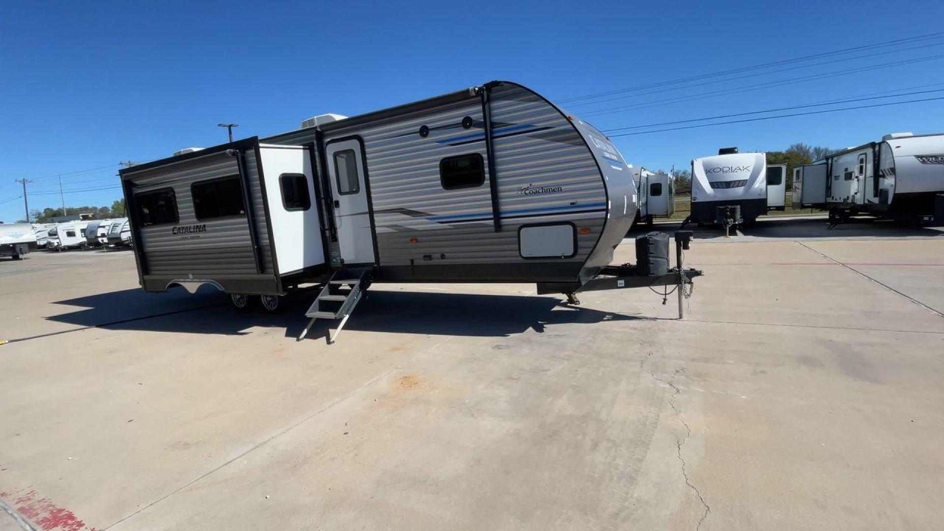 2020 FOREST RIVER CATALINA 313DBDSCK (5ZT2CAWBXLX) , Length: 35.92 ft. | Dry Weight: 8,177 lbs. | Gross Weight: 10,500 lbs. | Slides: 2 transmission, located at 4319 N Main St, Cleburne, TX, 76033, (817) 678-5133, 32.385960, -97.391212 - Photo#3