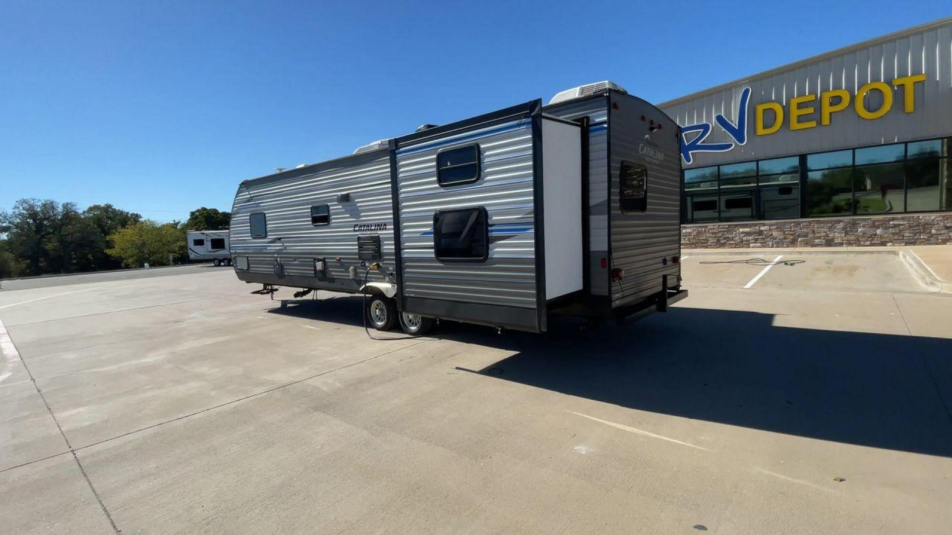 2020 FOREST RIVER CATALINA 313DBDSCK (5ZT2CAWBXLX) , Length: 35.92 ft. | Dry Weight: 8,177 lbs. | Gross Weight: 10,500 lbs. | Slides: 2 transmission, located at 4319 N Main St, Cleburne, TX, 76033, (817) 678-5133, 32.385960, -97.391212 - Photo#7