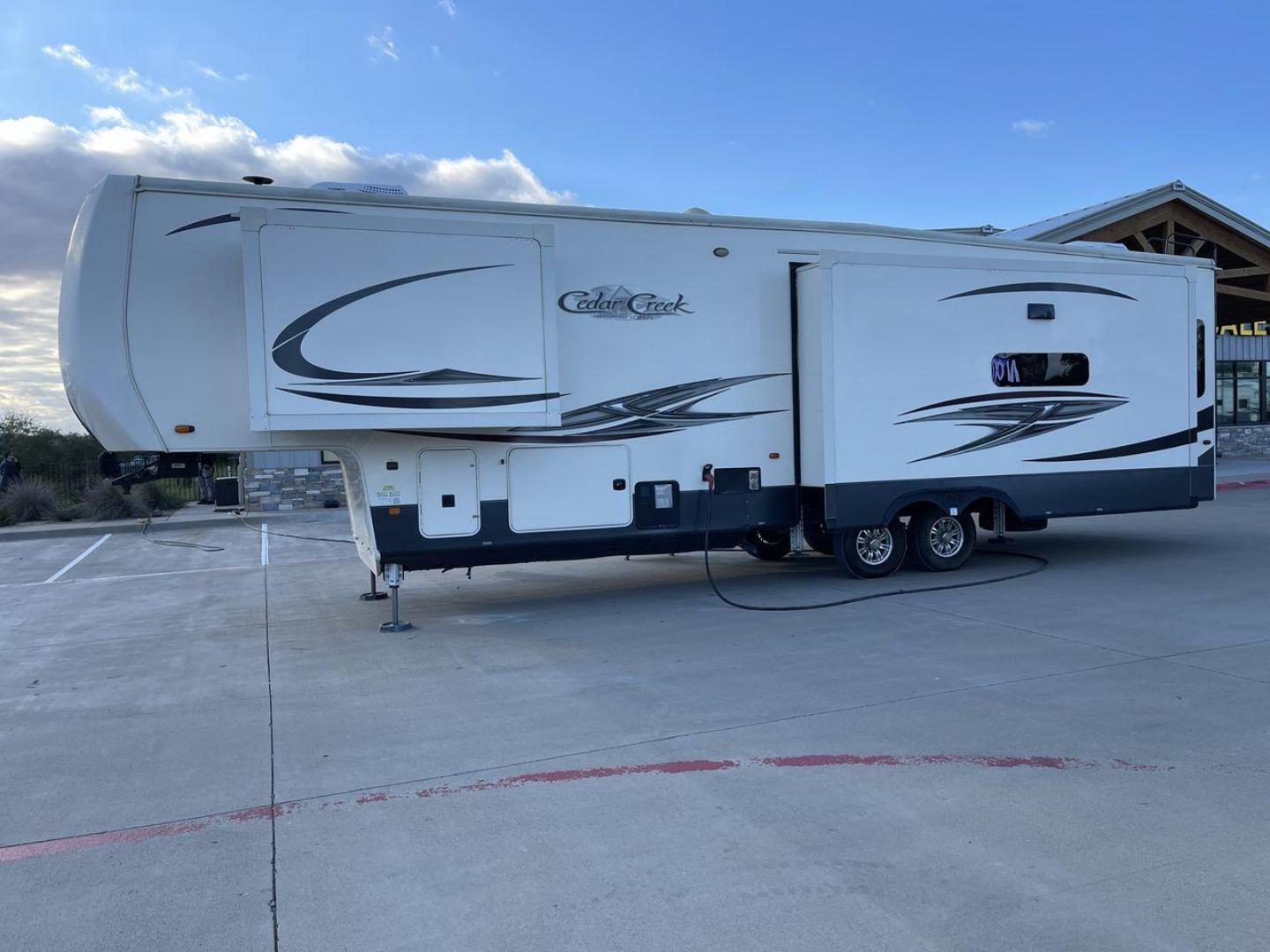 2020 TAN FOREST RIVER CEDAR CREEK HATHAWAY (4X4FCRM28LS) , Length: 38.83 ft. | Dry Weight: 13,134 lbs. | Gross Weight: 16,525 lbs. | Slides: 3 transmission, located at 4319 N Main St, Cleburne, TX, 76033, (817) 678-5133, 32.385960, -97.391212 - This 2020 Cedar Creek Hathaway 36CK2 fifth wheel has a length of 38.83 ft, a width of 8 ft, and a height of 13.42 ft. This fifth wheel has a dry weight of 13,134 lbs and a payload capacity of 3,391. The GVWR is 16,525 lbs and has a hitch weight of 2,525 lbs. The Cedar Creek has a true gel coat finis - Photo#24