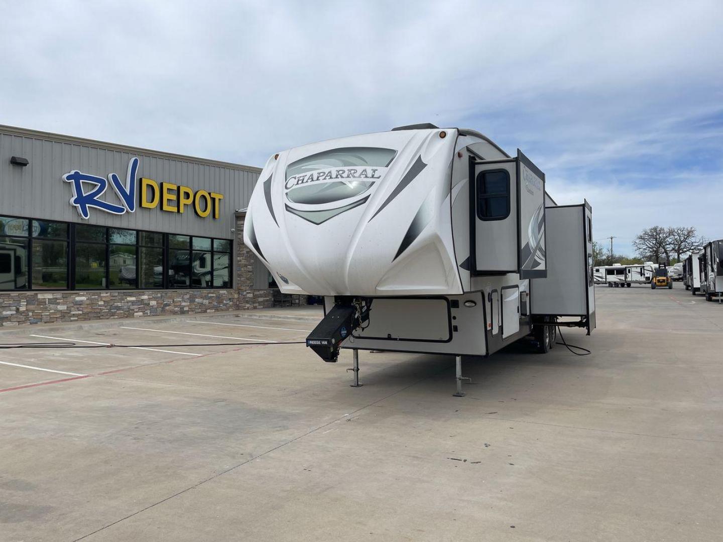 2020 FOREST RIVER CHAPARRAL 360IBL (5ZT3CH1B1LA) , Length: 39 ft. | Dry Weight: 11,450 lbs. | Gross Weight: 14,000 lbs. | Slides: 4 transmission, located at 4319 N Main St, Cleburne, TX, 76033, (817) 678-5133, 32.385960, -97.391212 - With a length of 39 feet and a dry weight of 11,450 pounds, this spacious 2020 Coachmen Chaparral 360IBL offers plenty of room for the whole family and then some. The exterior is equipped with a massive 18-foot power awning, providing ample shade and protection from the elements while you relax outs - Photo#0