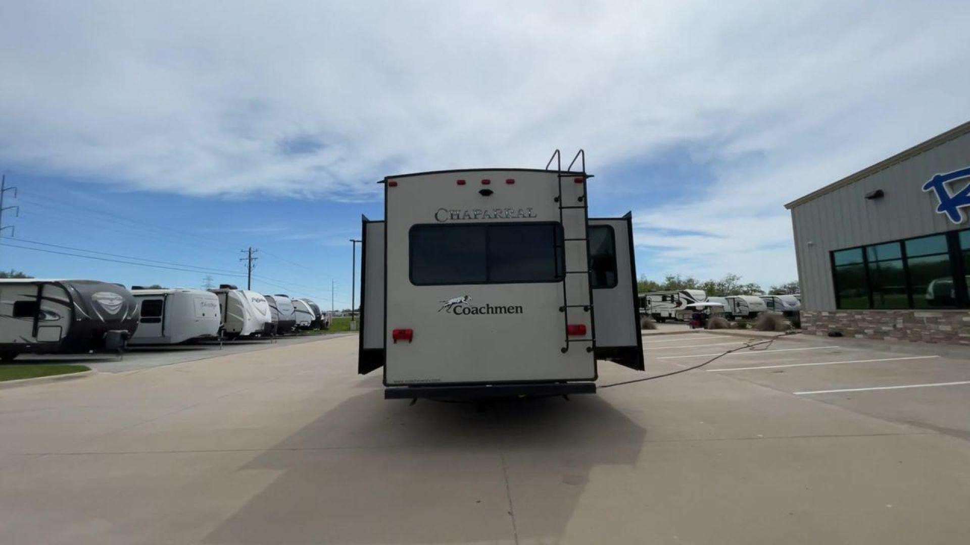 2020 FOREST RIVER CHAPARRAL 360IBL (5ZT3CH1B1LA) , Length: 39 ft. | Dry Weight: 11,450 lbs. | Gross Weight: 14,000 lbs. | Slides: 4 transmission, located at 4319 N Main St, Cleburne, TX, 76033, (817) 678-5133, 32.385960, -97.391212 - With a length of 39 feet and a dry weight of 11,450 pounds, this spacious 2020 Coachmen Chaparral 360IBL offers plenty of room for the whole family and then some. The exterior is equipped with a massive 18-foot power awning, providing ample shade and protection from the elements while you relax outs - Photo#8