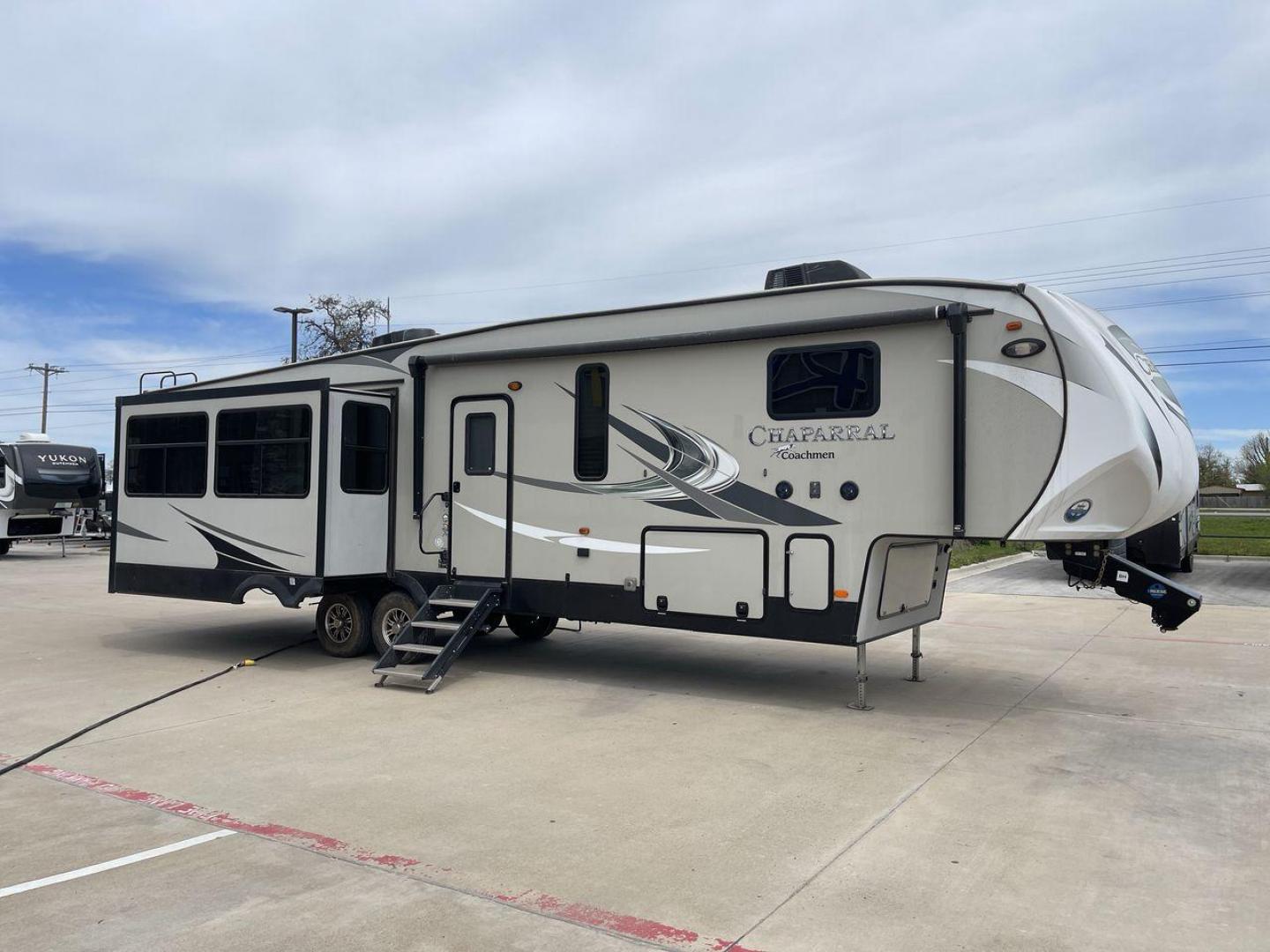 2020 FOREST RIVER CHAPARRAL 360IBL (5ZT3CH1B1LA) , Length: 39 ft. | Dry Weight: 11,450 lbs. | Gross Weight: 14,000 lbs. | Slides: 4 transmission, located at 4319 N Main St, Cleburne, TX, 76033, (817) 678-5133, 32.385960, -97.391212 - With a length of 39 feet and a dry weight of 11,450 pounds, this spacious 2020 Coachmen Chaparral 360IBL offers plenty of room for the whole family and then some. The exterior is equipped with a massive 18-foot power awning, providing ample shade and protection from the elements while you relax outs - Photo#23