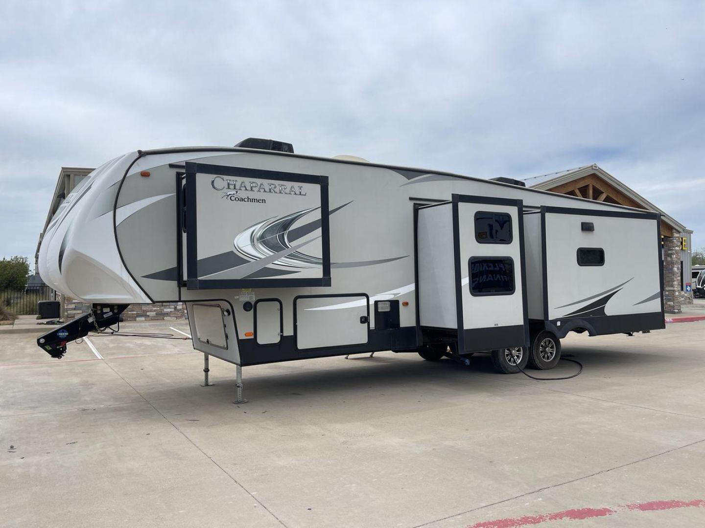 2020 FOREST RIVER CHAPARRAL 360IBL (5ZT3CH1B1LA) , Length: 39 ft. | Dry Weight: 11,450 lbs. | Gross Weight: 14,000 lbs. | Slides: 4 transmission, located at 4319 N Main St, Cleburne, TX, 76033, (817) 678-5133, 32.385960, -97.391212 - With a length of 39 feet and a dry weight of 11,450 pounds, this spacious 2020 Coachmen Chaparral 360IBL offers plenty of room for the whole family and then some. The exterior is equipped with a massive 18-foot power awning, providing ample shade and protection from the elements while you relax outs - Photo#24