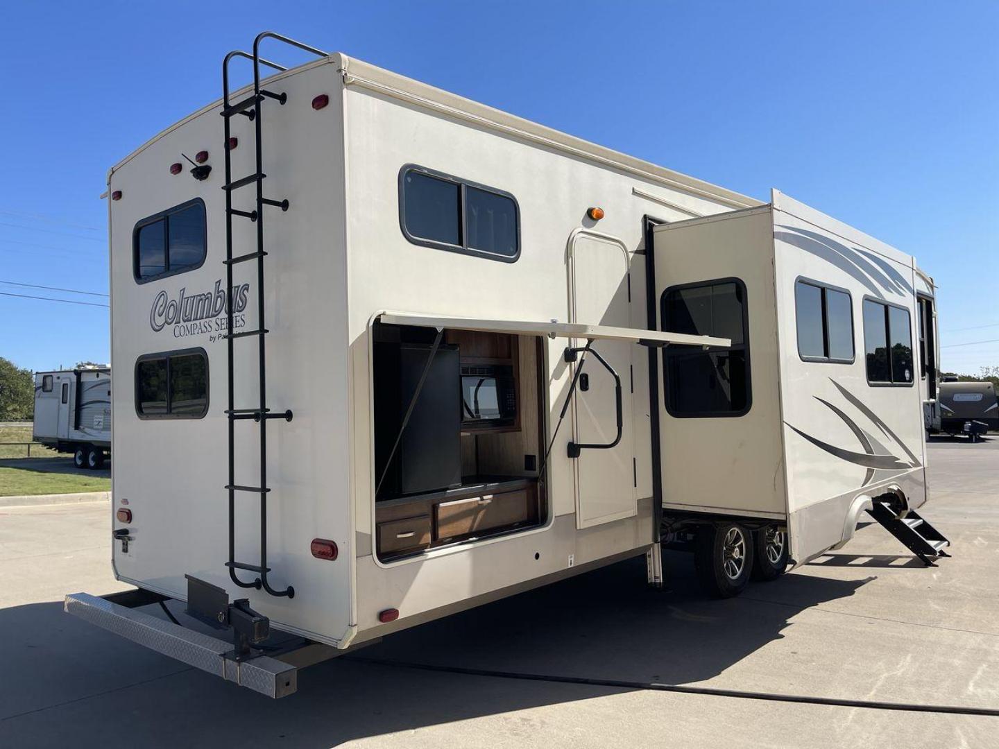 2020 FOREST RIVER COLUMBUS 374BHC (4X4FCMN23L6) , Length: 41.17 ft. | Dry Weight: 12,785 lbs. | Gross Weight: 15,785 lbs. | Slides: 4 transmission, located at 4319 N Main St, Cleburne, TX, 76033, (817) 678-5133, 32.385960, -97.391212 - Photo#24