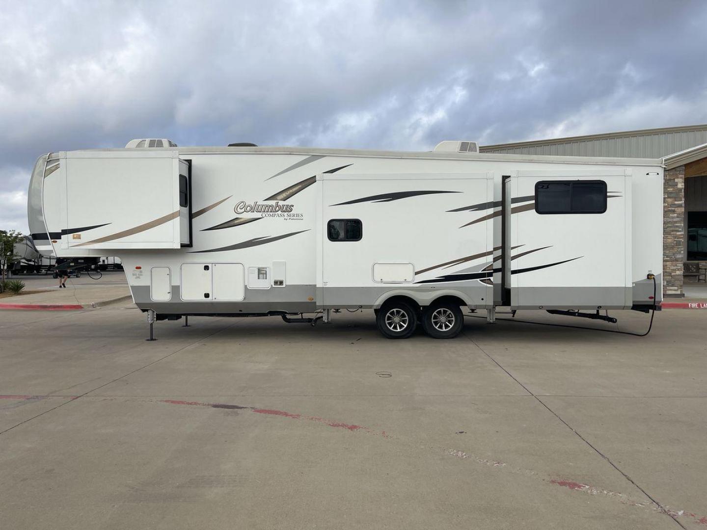 2020 FOREST RIVER COLUMBUS 374BHC (4X4FCMN20L6) , Length: 41.17 ft. | Dry Weight: 12,785 lbs. | Gross Weight: 15,785 lbs. | Slides: 4 transmission, located at 4319 N Main St, Cleburne, TX, 76033, (817) 678-5133, 32.385960, -97.391212 - Photo#23