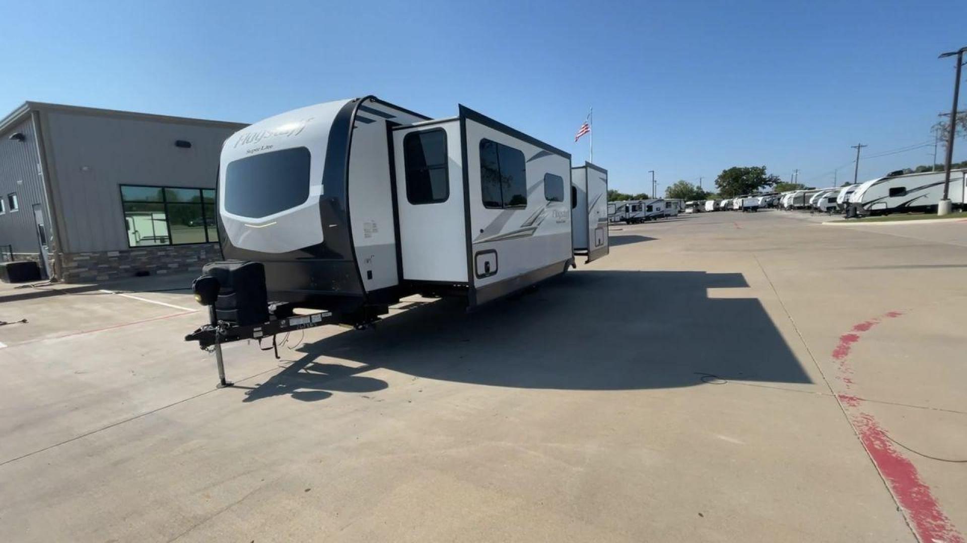 2020 FOREST RIVER FLAGSTAFF 26FKBS (4X4TFLB27LZ) , Length: 29.92 ft. | Dry Weight: 6,608 lbs. | Slides: 2 transmission, located at 4319 N Main St, Cleburne, TX, 76033, (817) 678-5133, 32.385960, -97.391212 - Photo#5