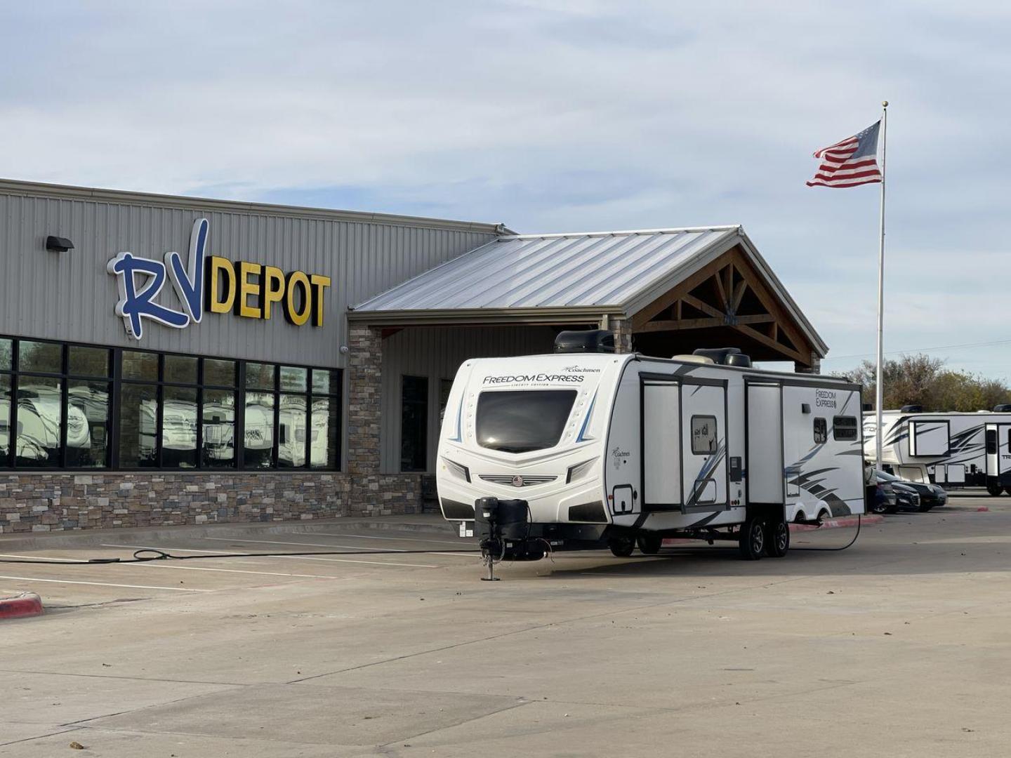 2020 FOREST RIVER FREEDOM EXPRESS (5ZT2FEXBXLW) , Length: 36.92 ft | Dry Weight: 8,328 lbs | Gross Weight: 10,500 lbs | Slides: 3 transmission, located at 4319 N Main St, Cleburne, TX, 76033, (817) 678-5133, 32.385960, -97.391212 - The 2020 Freedom Express 324RLDS has a white body accented with sleek black and blue graphics, creating a stylish look. The front cap features an aerodynamic shape with bold design lines and a large tinted window. A sturdy electric tongue jack is positioned at the hitch for easy adjustments, complem - Photo#0