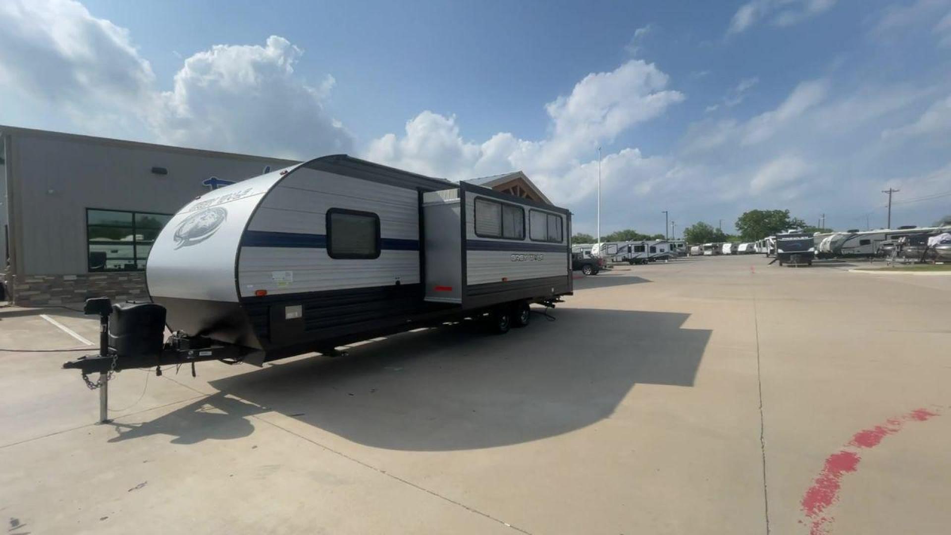 2020 FOREST RIVER GREY WOLF 26DBH (4X4TCKB29LK) , located at 4319 N Main St, Cleburne, TX, 76033, (817) 678-5133, 32.385960, -97.391212 - Photo#5