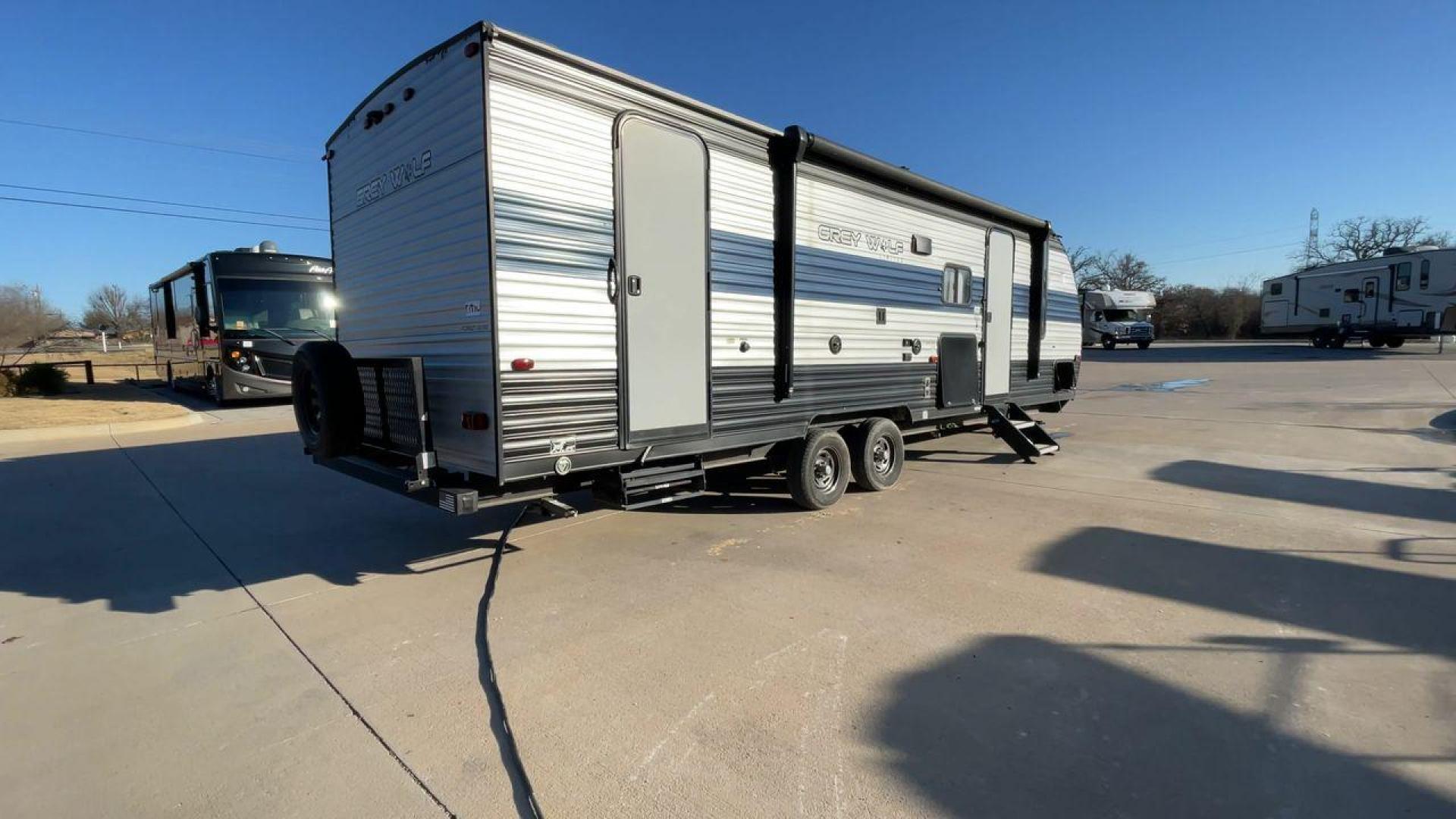 2020 FOREST RIVER GREY WOLF 26DBH (4X4TCKB24LK) , Length: 31.58 ft. | Dry Weight: 5,795 lbs. | Slides: 1 transmission, located at 4319 N Main St, Cleburne, TX, 76033, (817) 678-5133, 32.385960, -97.391212 - This 2020 Forest River Grey Wolf 26DBH travel trailer offers an impressive combination of durability, functionality, and style. Measuring 31.58 feet in length and boasting a dry weight of 5,795 lbs, this model is built for easy towing while maintaining a spacious and comfortable living experience. T - Photo#1