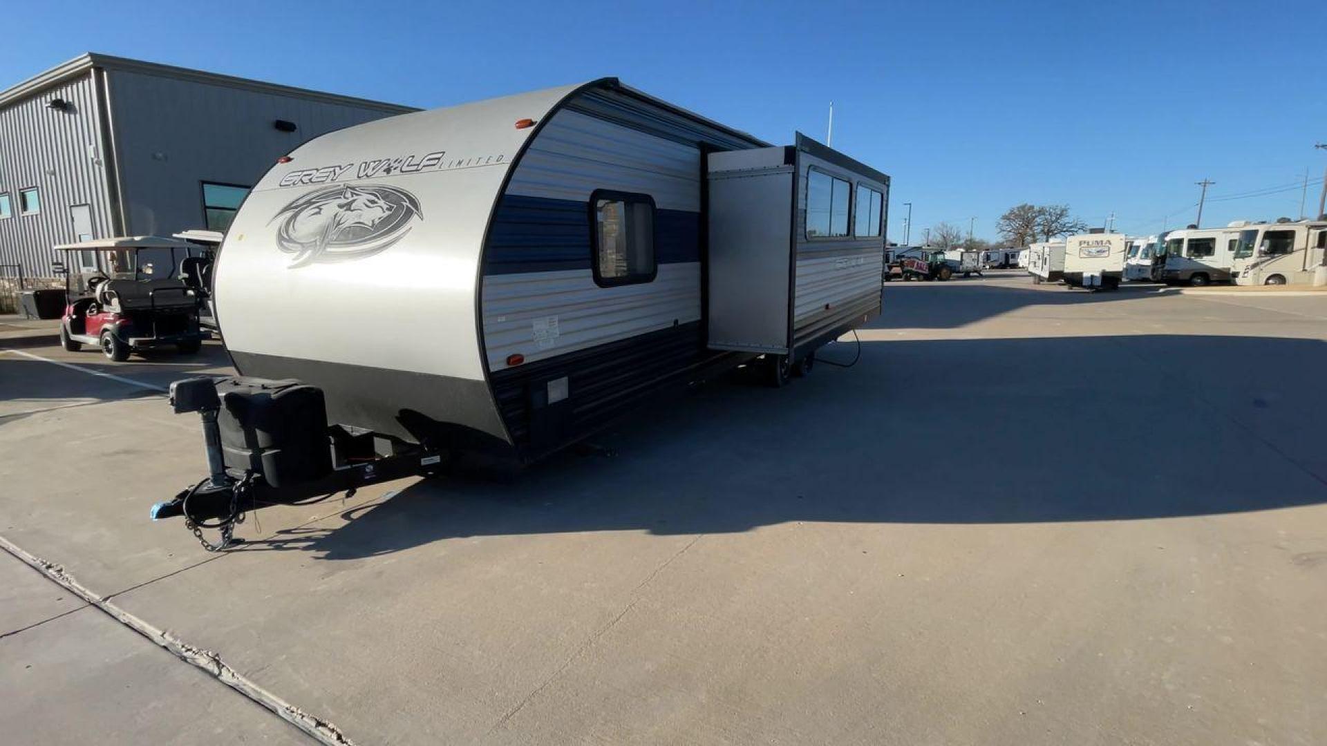 2020 FOREST RIVER GREY WOLF 26DBH (4X4TCKB24LK) , Length: 31.58 ft. | Dry Weight: 5,795 lbs. | Slides: 1 transmission, located at 4319 N Main St, Cleburne, TX, 76033, (817) 678-5133, 32.385960, -97.391212 - This 2020 Forest River Grey Wolf 26DBH travel trailer offers an impressive combination of durability, functionality, and style. Measuring 31.58 feet in length and boasting a dry weight of 5,795 lbs, this model is built for easy towing while maintaining a spacious and comfortable living experience. T - Photo#5