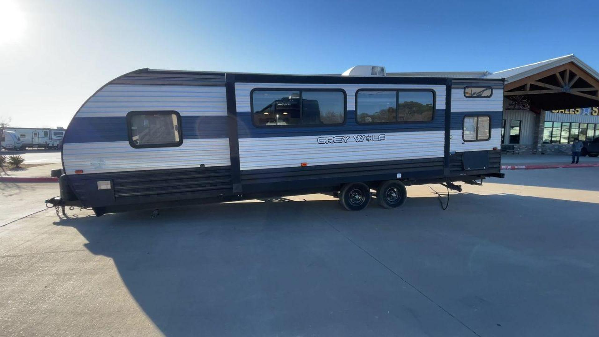 2020 FOREST RIVER GREY WOLF 26DBH (4X4TCKB24LK) , Length: 31.58 ft. | Dry Weight: 5,795 lbs. | Slides: 1 transmission, located at 4319 N Main St, Cleburne, TX, 76033, (817) 678-5133, 32.385960, -97.391212 - This 2020 Forest River Grey Wolf 26DBH travel trailer offers an impressive combination of durability, functionality, and style. Measuring 31.58 feet in length and boasting a dry weight of 5,795 lbs, this model is built for easy towing while maintaining a spacious and comfortable living experience. T - Photo#6