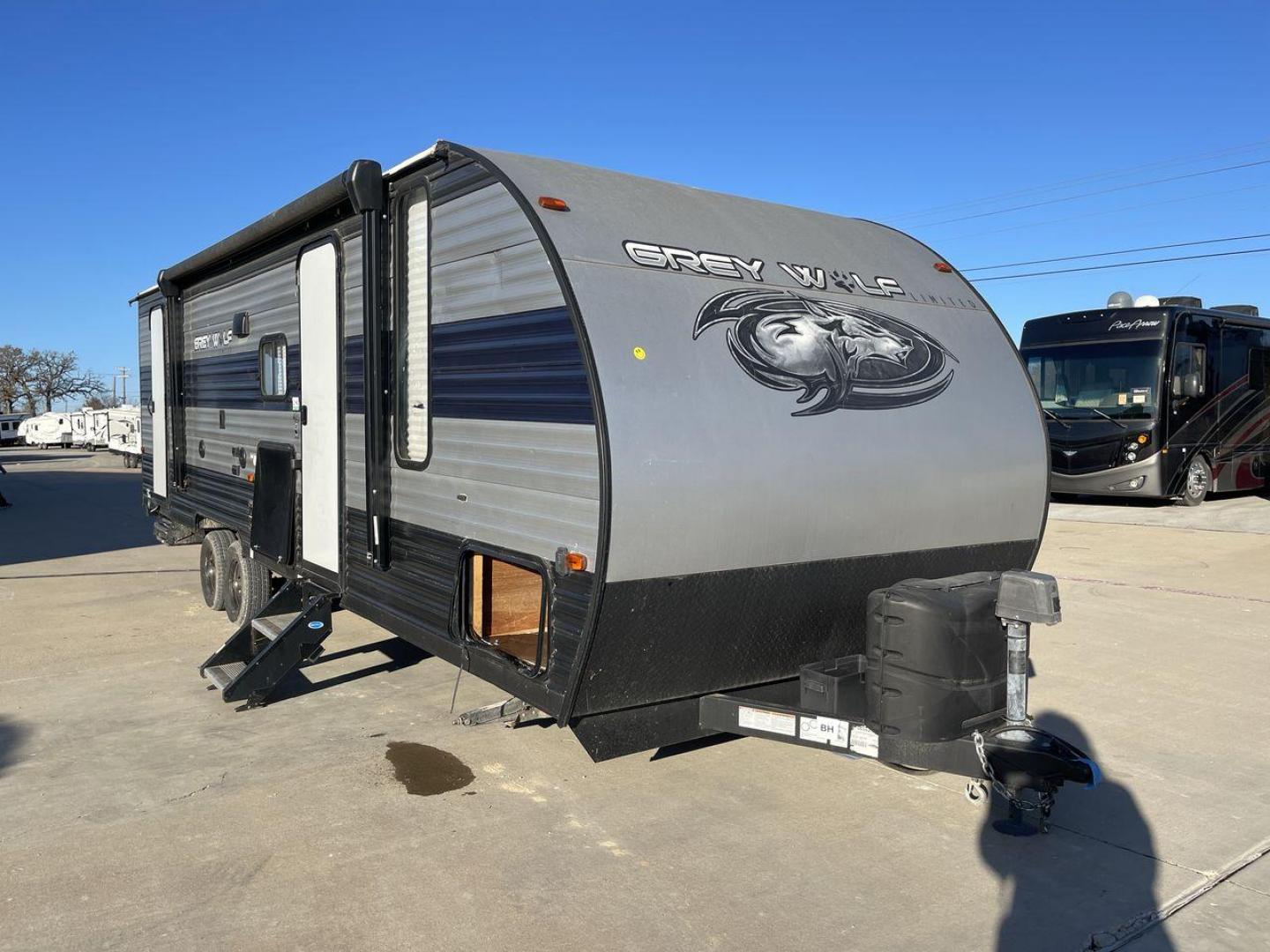 2020 FOREST RIVER GREY WOLF 26DBH (4X4TCKB24LK) , Length: 31.58 ft. | Dry Weight: 5,795 lbs. | Slides: 1 transmission, located at 4319 N Main St, Cleburne, TX, 76033, (817) 678-5133, 32.385960, -97.391212 - This 2020 Forest River Grey Wolf 26DBH travel trailer offers an impressive combination of durability, functionality, and style. Measuring 31.58 feet in length and boasting a dry weight of 5,795 lbs, this model is built for easy towing while maintaining a spacious and comfortable living experience. T - Photo#21