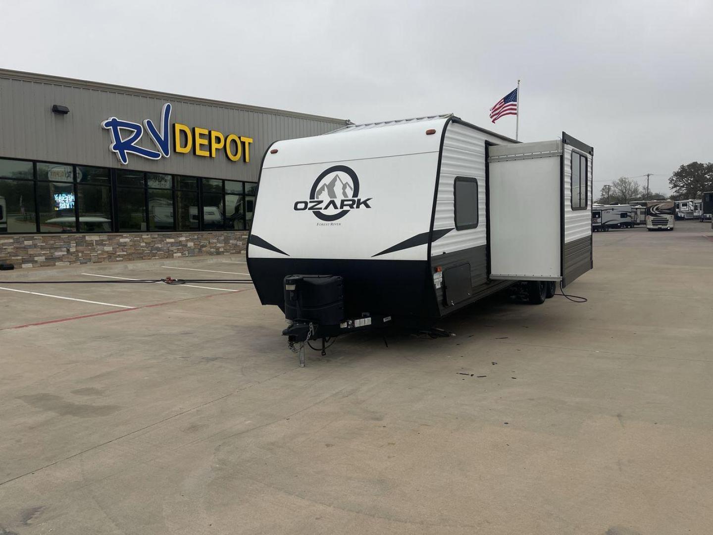 2020 FOREST RIVER OZARK 2700TH (4X4TZKC24LY) , Length:32.33 ft | Dry Weight: 5,683 lbs. | Gross Weight: 7,830 lbs. | Slides: 1 transmission, located at 4319 N Main St, Cleburne, TX, 76033, (817) 678-5133, 32.385960, -97.391212 - Photo#0