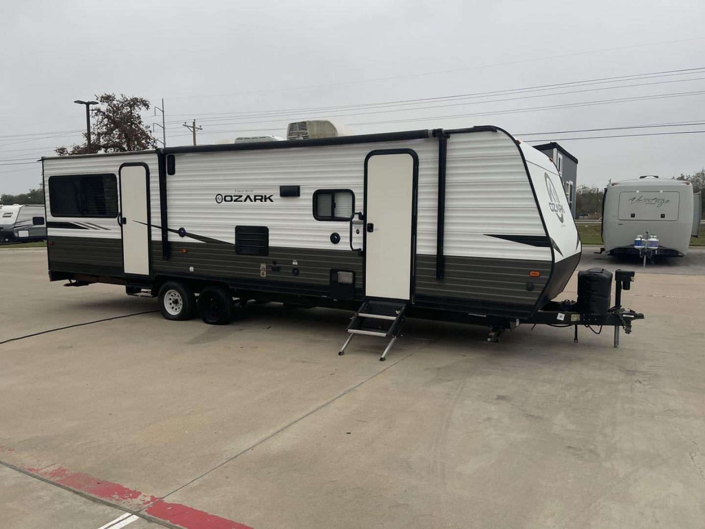 2020 FOREST RIVER OZARK 2700TH (4X4TZKC24LY) , Length:32.33 ft | Dry Weight: 5,683 lbs. | Gross Weight: 7,830 lbs. | Slides: 1 transmission, located at 4319 N Main St, Cleburne, TX, 76033, (817) 678-5133, 32.385960, -97.391212 - Photo#23